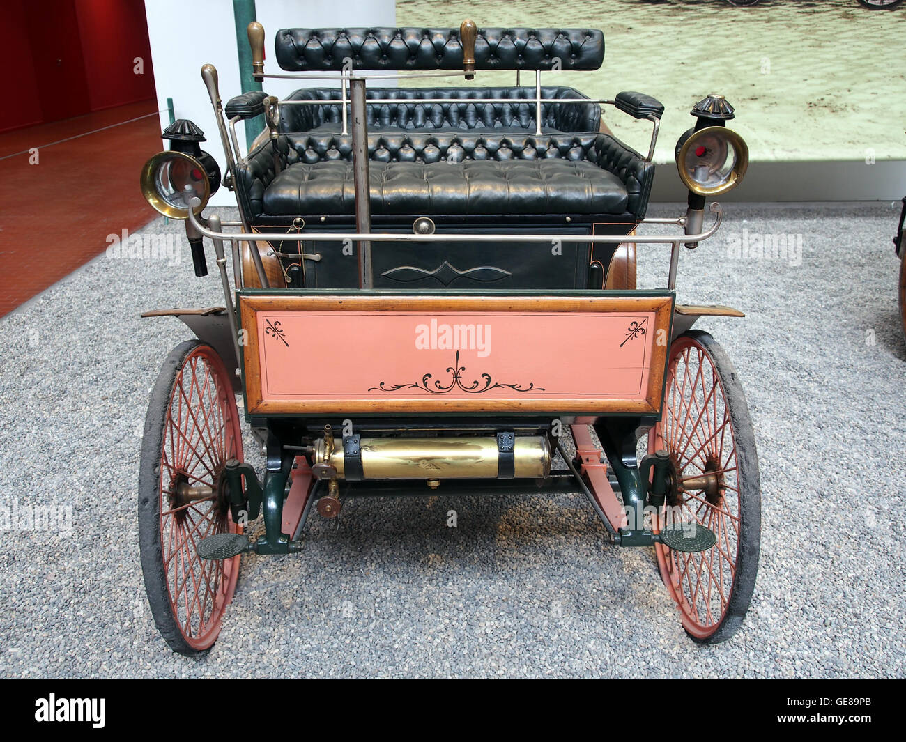 La Peugeot Phaetonnet Type 8 del 1893, un'automobile d'epoca francese con un motore da 1282 cc 3 cv e una velocità massima di 20 km/h, foto 3. Foto Stock