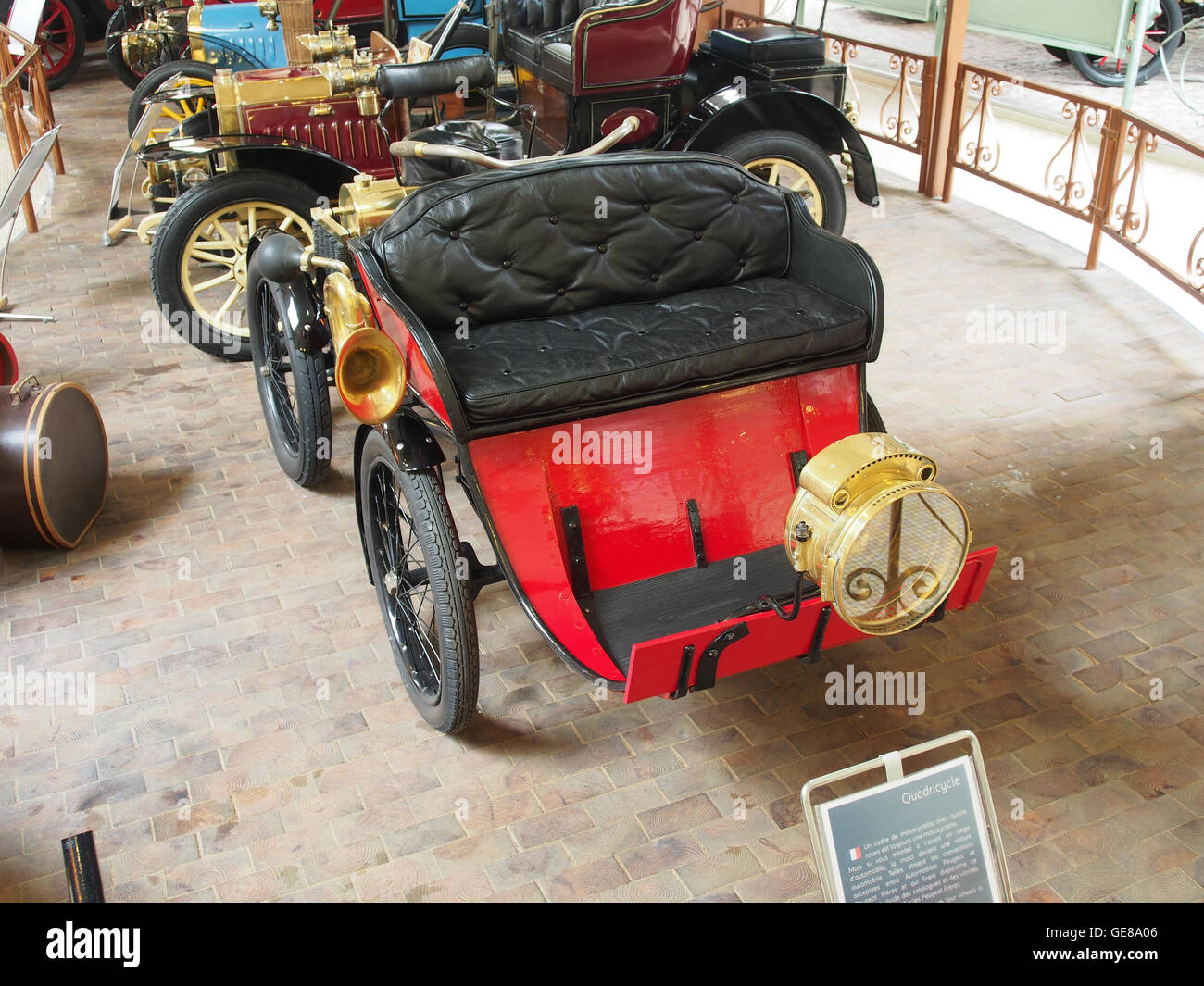 Il quadriciclo Peugeot del 1902, una delle prime automobili progettate dalla casa automobilistica francese Peugeot. Alimentato da un piccolo motore, il quadriciclo è stato uno dei primi passi nella storia dell'automobile, rappresentando il passaggio dalle carrozze trainate da cavalli ai veicoli a motore. Il suo design semplice e la tecnologia innovativa hanno aperto la strada ai futuri sviluppi nel settore automobilistico. Foto Stock