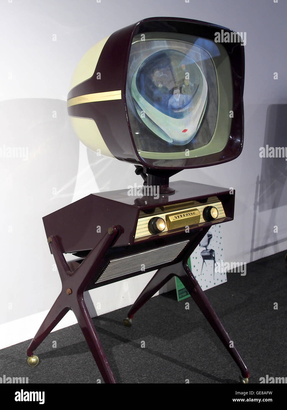 La televisione Téléavia del 1957, disegnata da Philippe Charbonneaux, rappresenta un momento chiave nella storia della televisione. Il design era innovativo per i suoi tempi, contribuendo allo sviluppo dell'elettronica di consumo moderna. Foto Stock