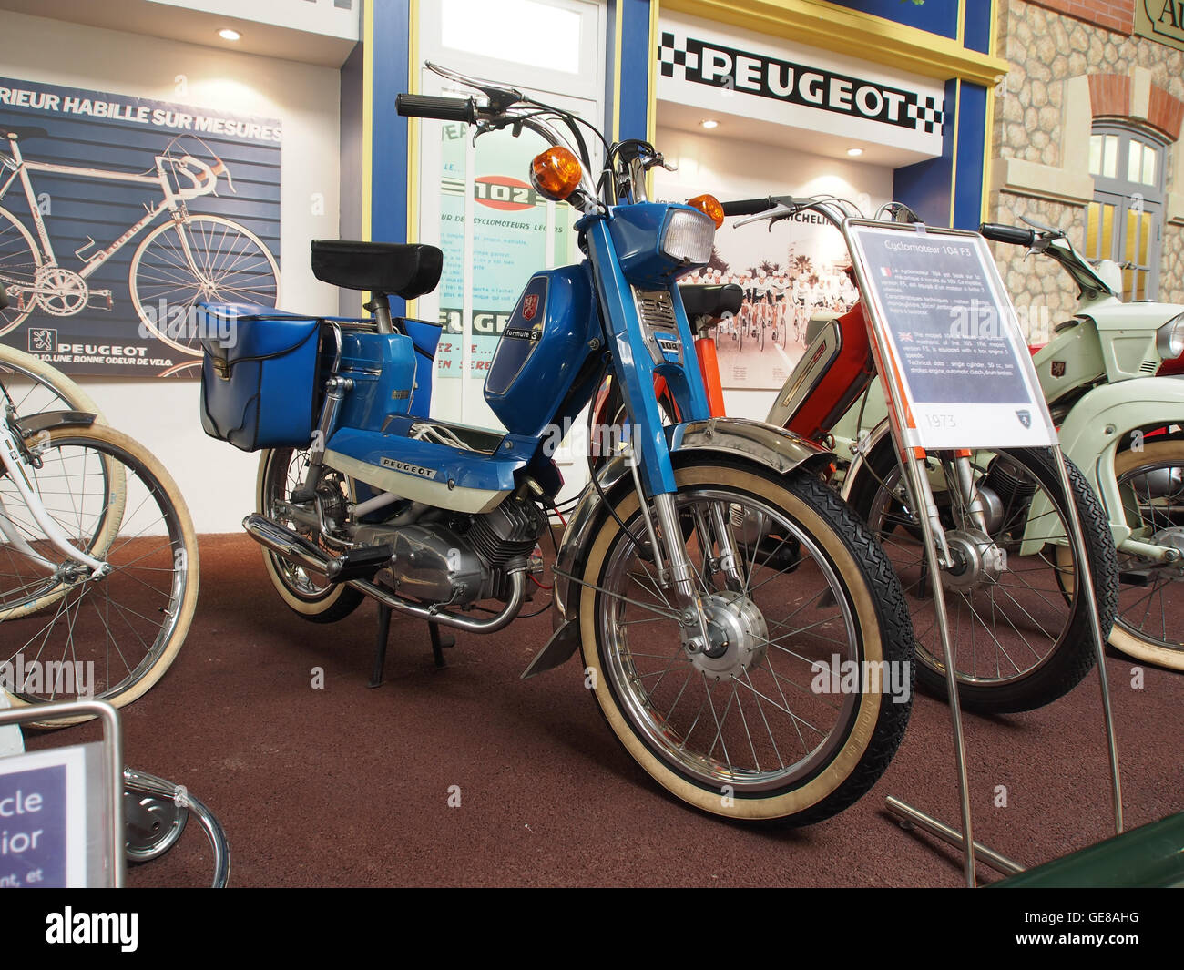 La Peugeot Cyclomoteur 1973 104 F3 è una moto compatta progettata per il trasporto quotidiano. Nota per la sua leggerezza ed efficienza, rappresenta l'ingresso di Peugeot nel mercato delle motociclette di piccole dimensioni. Foto Stock