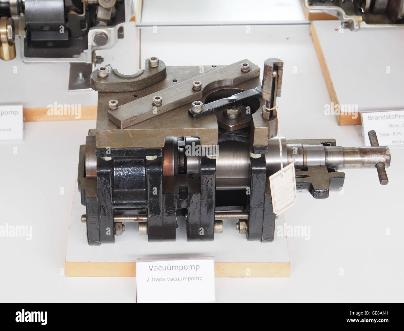 Una pompa per vuoto a due stadi esposta al Museum for Nostalgia and Technology, che mostra le prime tecnologie industriali Foto Stock