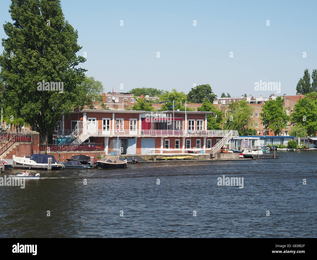 Il ponte Berlage, situato nei Paesi Bassi, è un'iconica architettura che prende il nome dal famoso architetto Hendrik Berlage. Il ponte combina design funzionale ed eleganza estetica ed è un punto di riferimento importante nella regione. Foto Stock