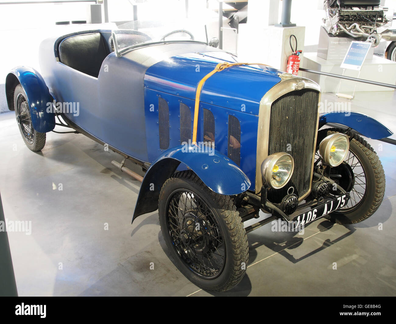 Un'auto Blue Peugeot in mostra al museo Aventure Peugeot, che mostra la storia e l'eredità dell'iconico marchio Peugeot. Il veicolo esemplifica i principi ingegneristici e progettuali di Peugeot nel corso della sua storia nel settore automobilistico. Foto Stock