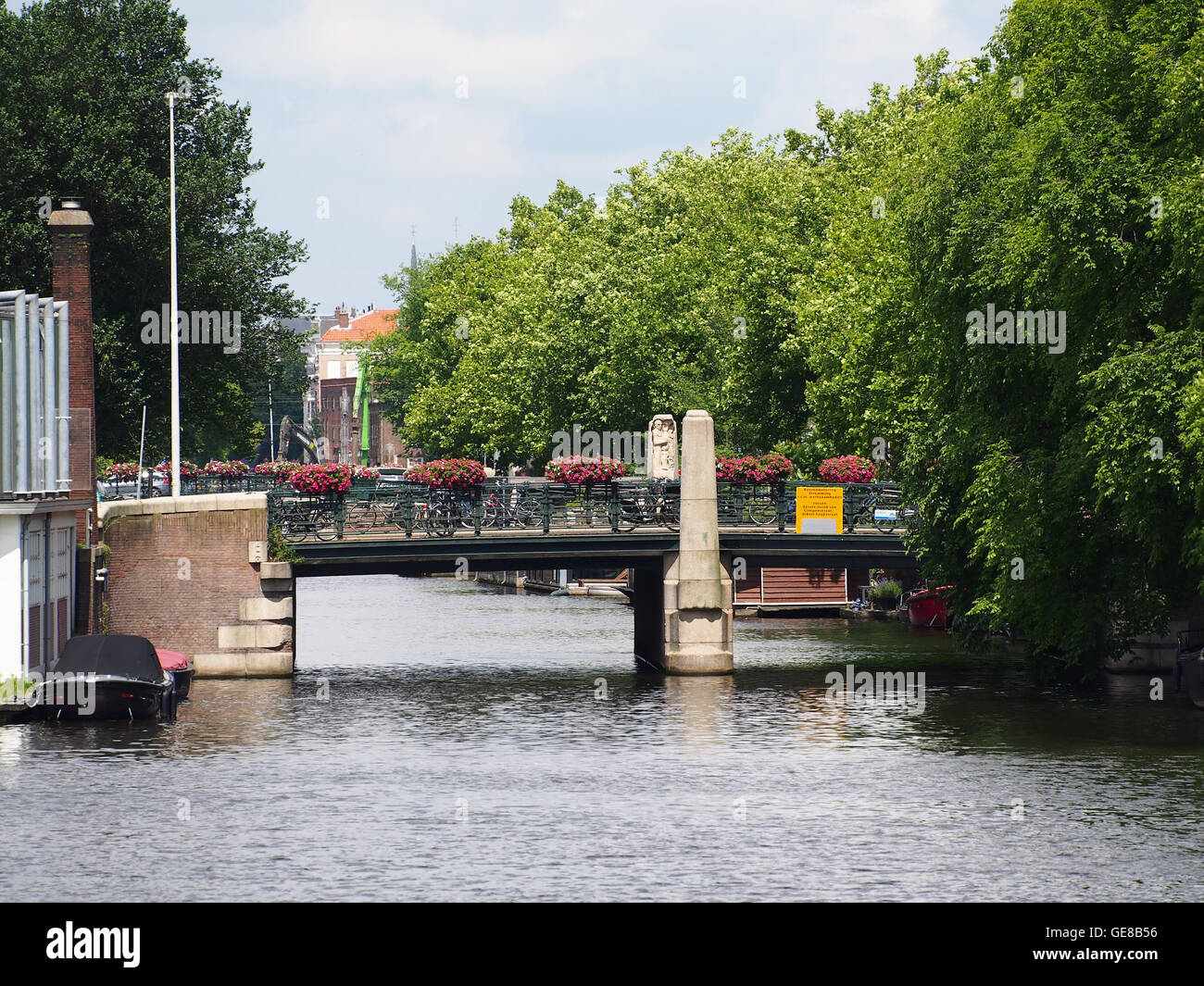 Una fotografia storica del Boerenweteringbrug (Ponte 406), che mostra il suo design architettonico e il suo significato storico. Foto Stock