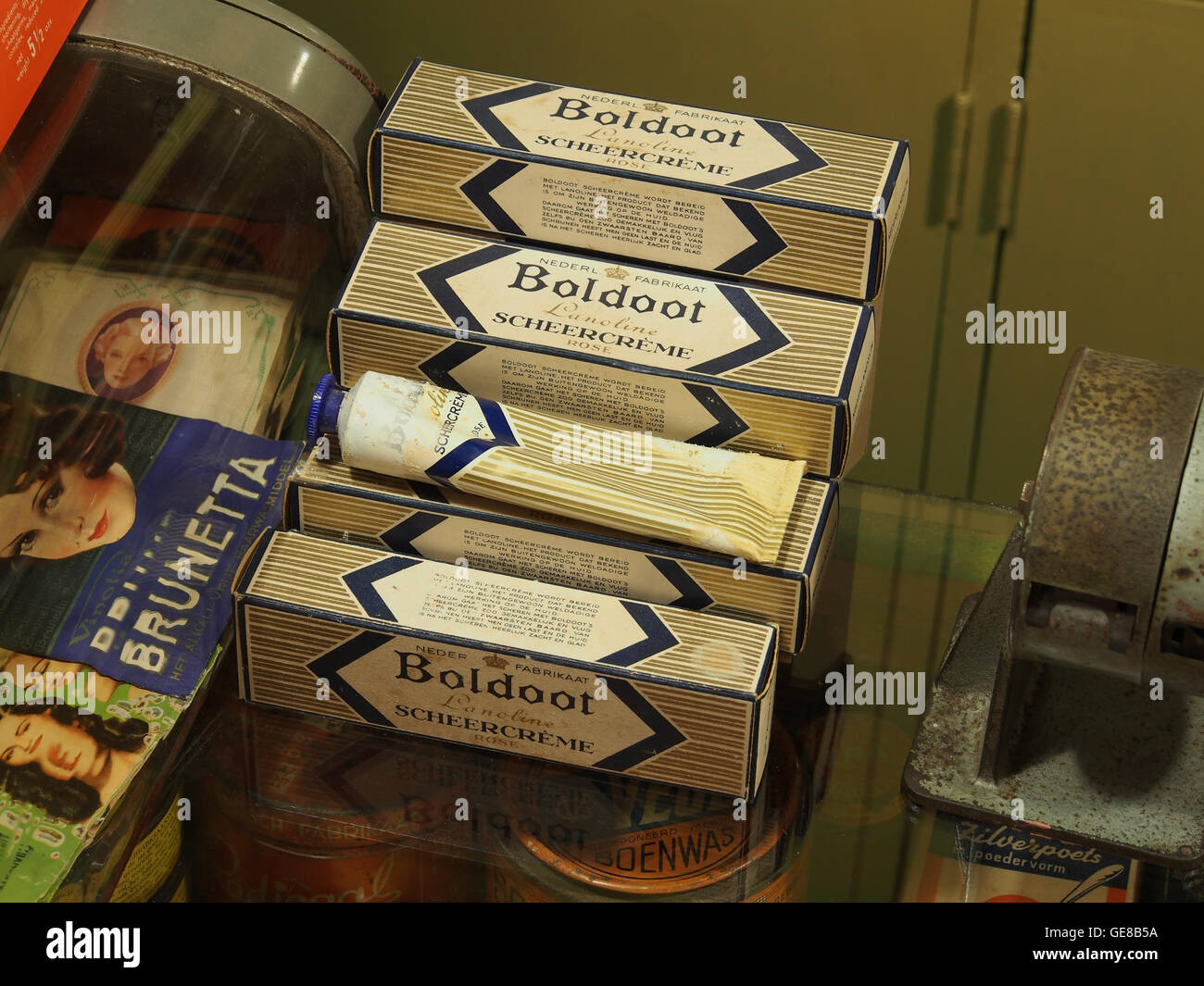 L'immagine pubblicitaria Boldoot Scheercreme cattura un momento vintage nel branding dei prodotti per la cura della persona, mostrando un impegno di marketing storico per il marchio. Foto Stock