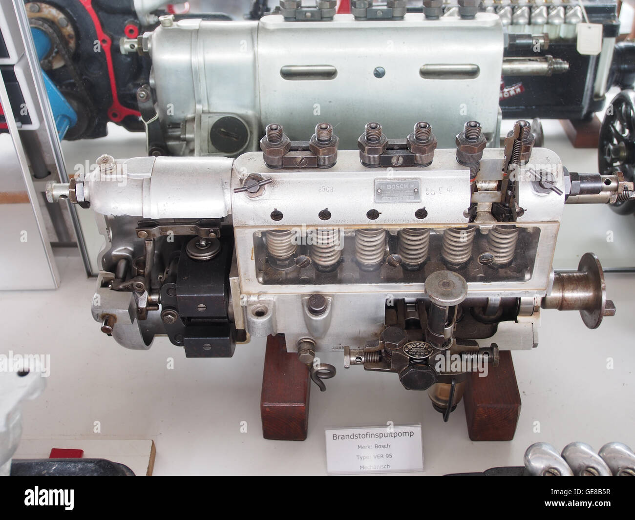 La pompa di iniezione carburante meccanica Bosch VER 95, esposta al Museo di Nostalgia e tecnologia, rappresenta i primi progressi nei sistemi di alimentazione del carburante, cruciale per la storia automobilistica. Foto Stock