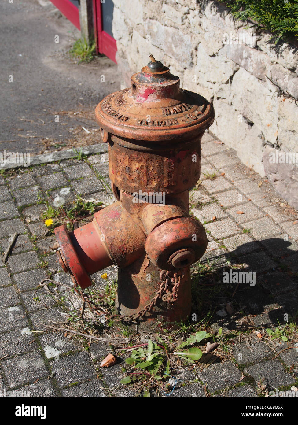 Questa fotografia mostra un idrante del fuoco in Rue du Tilleul, a Fontaine. L'immagine mostra una tipica scena urbana, con particolare attenzione alle infrastrutture quotidiane in un contesto storico. Foto Stock