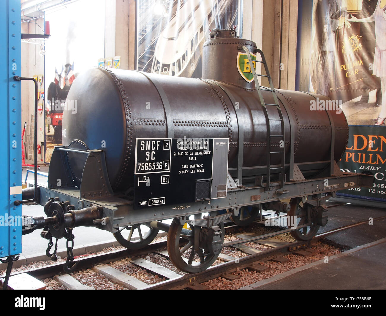 Questa immagine mostra un carro BP della SNCF (società ferroviaria nazionale francese) con registrazione SC 7565536. Il carro fa parte del sistema di trasporto merci, spesso utilizzato per il trasporto di varie merci, ed è una componente significativa dell'infrastruttura ferroviaria francese. Foto Stock