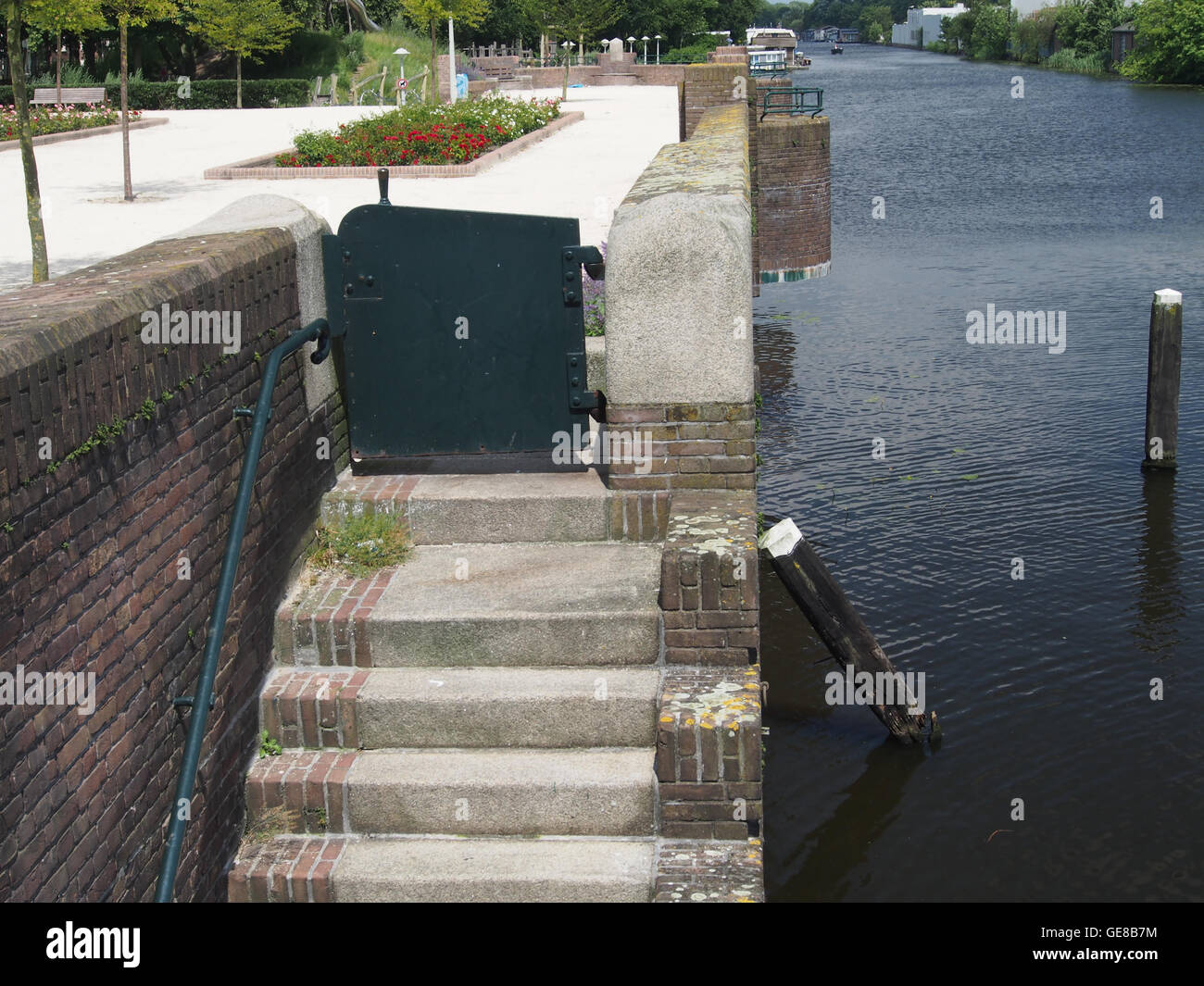 «Brug 382 Jan van Galenbrug» è una raffigurazione di un ponte, probabilmente con il famoso ponte Jan van Galenbrug. L'opera illustra la bellezza architettonica e l'ingegneria della struttura, concentrandosi sul suo design e sul contesto storico. Foto Stock