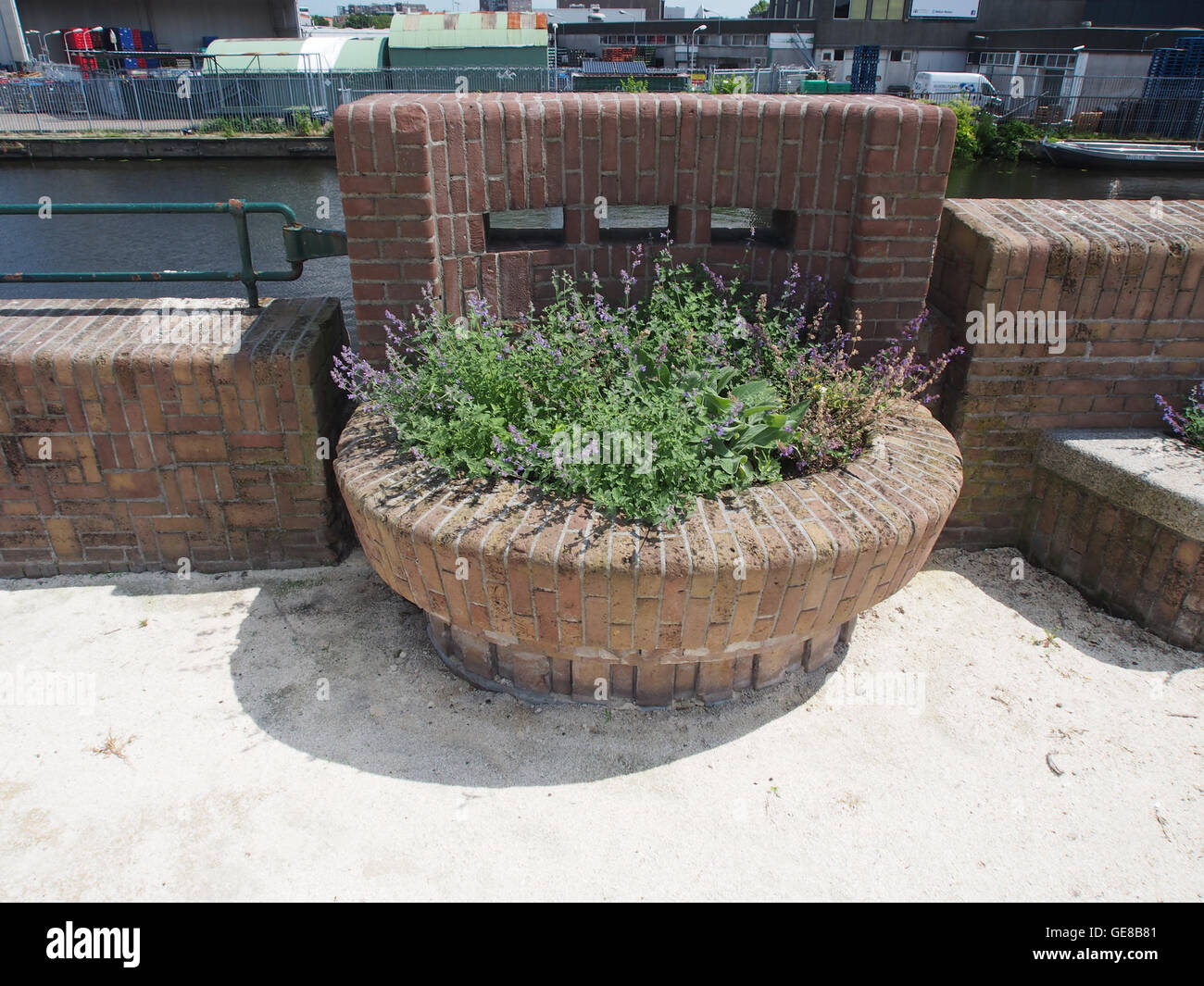 Una fotografia del ponte Jan van Galenbrug di Amsterdam, che prende il nome dall'ingegnere militare olandese Jan van Galen, catturata in tempi moderni. Foto Stock