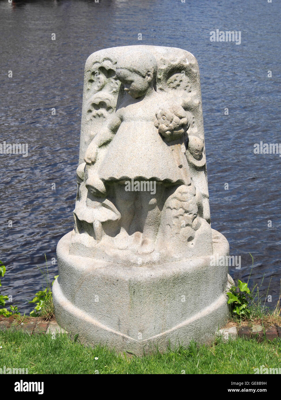 Brug 419, Hildo Kropbrug, e Brug 420, il Kinderbrug, sono importanti ponti situati nella zona di Muzenplein di Amsterdam. L'Hildo Kropbrug prende il nome dal famoso scultore olandese Hildo Krop, e questi ponti sono significativi per il loro design unico e il valore storico all'interno delle infrastrutture della città. Foto Stock