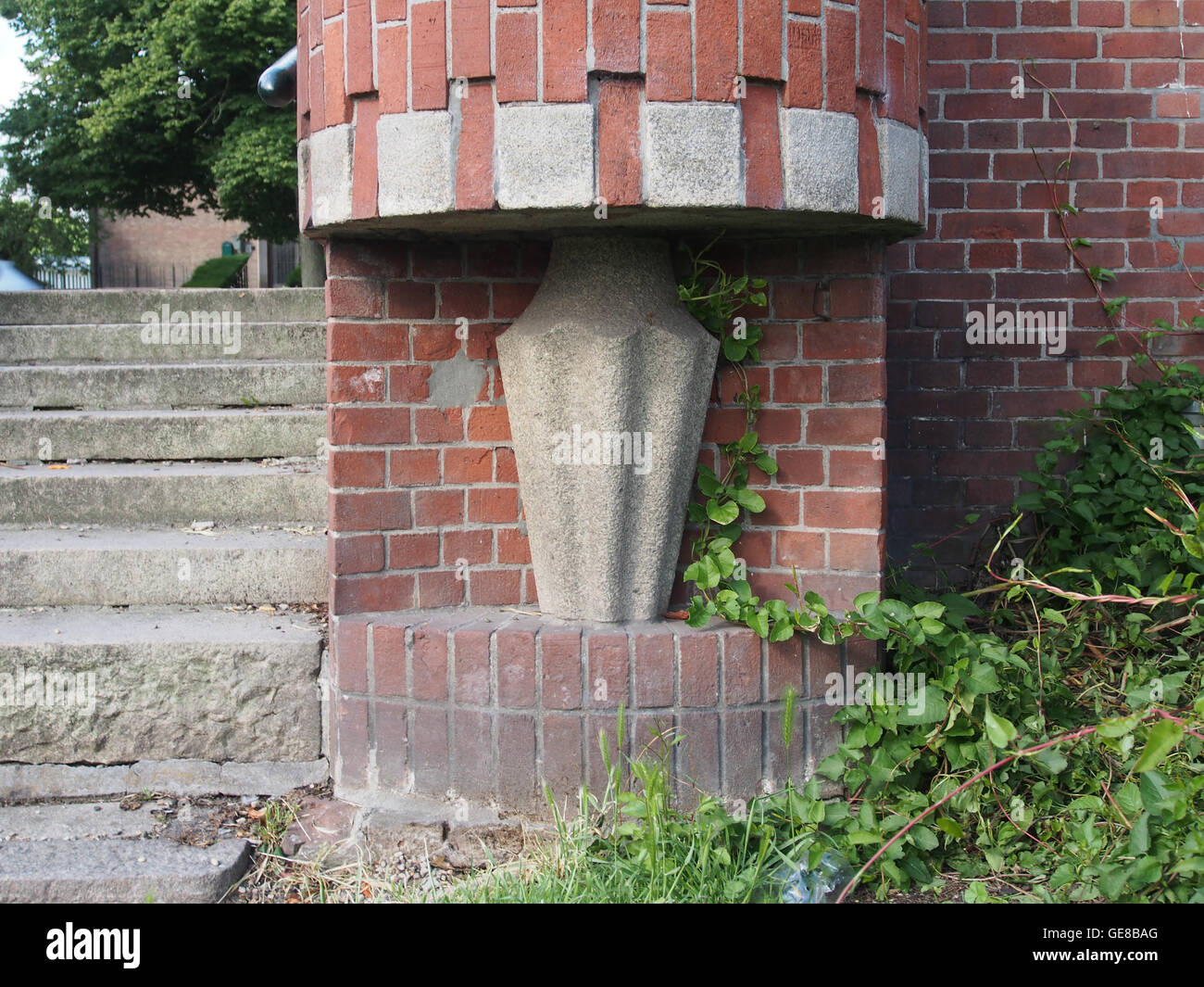 L'immagine mostra *Brug 419*, noto anche come Hildo Kropbrug, un famoso ponte situato nei Paesi Bassi. Il ponte prende il nome dall'artista olandese Hildo Krop e mette in mostra il suo stile architettonico distintivo, mescolando ingegneria funzionale e design artistico. Foto Stock