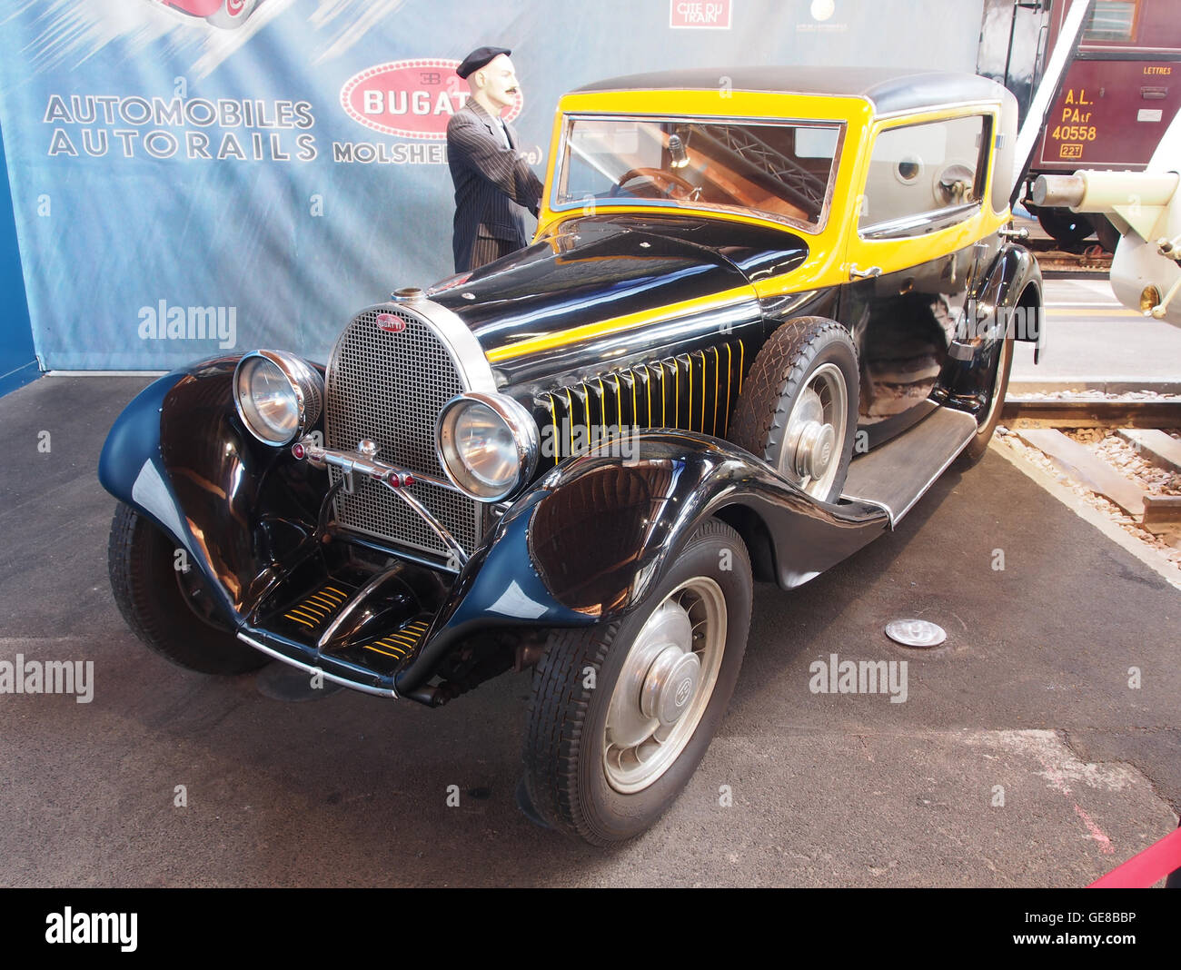 *Bugatti alla Cité du Train* presenta una delle iconiche automobili Bugatti esposte al museo Cité du Train in Francia. La mostra mette in evidenza la meraviglia dell'artigianato e dell'ingegneria dei veicoli Bugatti, sottolineando il loro significato storico nel design e nella tecnologia automobilistica. Foto Stock
