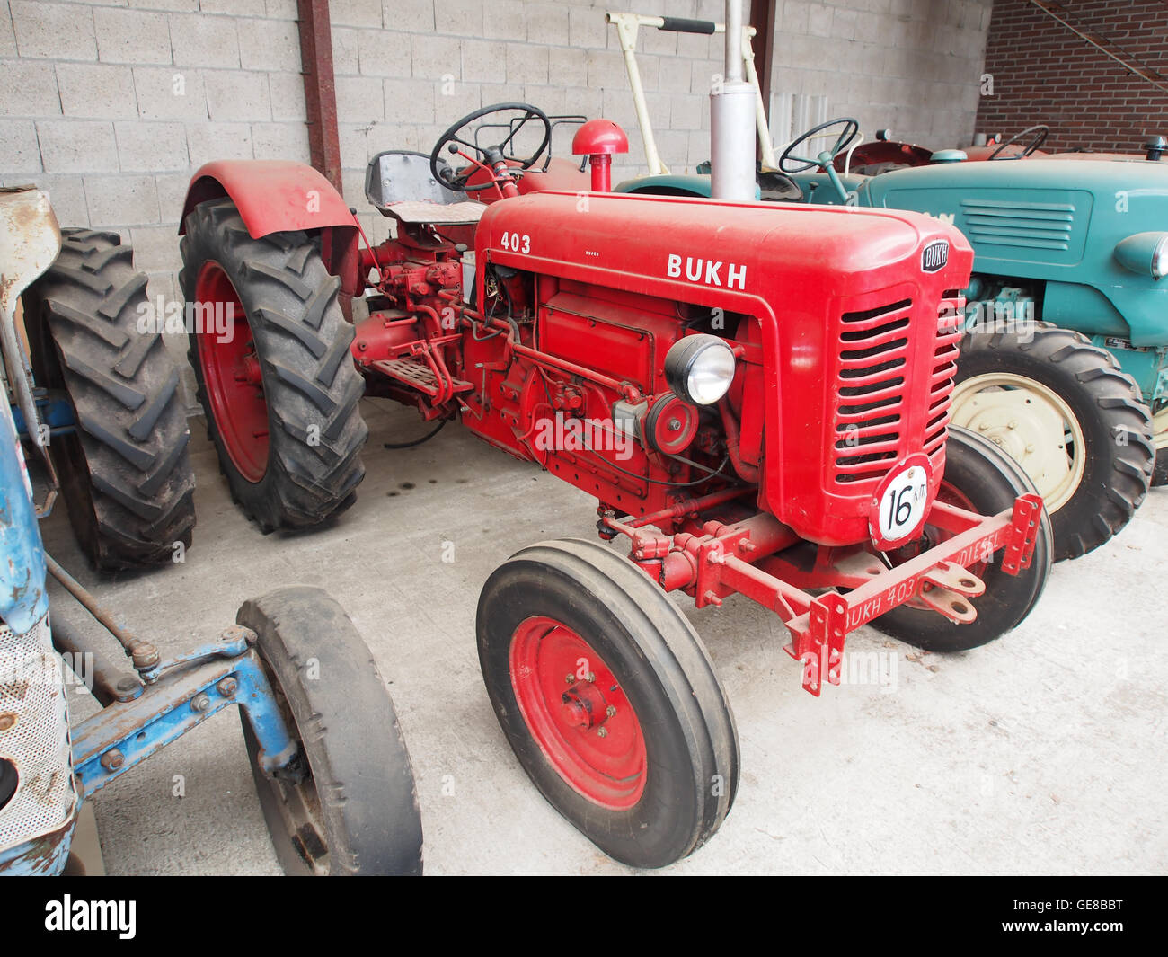 Una fotografia di un trattore BUKH esposta al Museum voor Nostalgie en Techniek, che mostra macchine agricole d'epoca del passato. Foto Stock