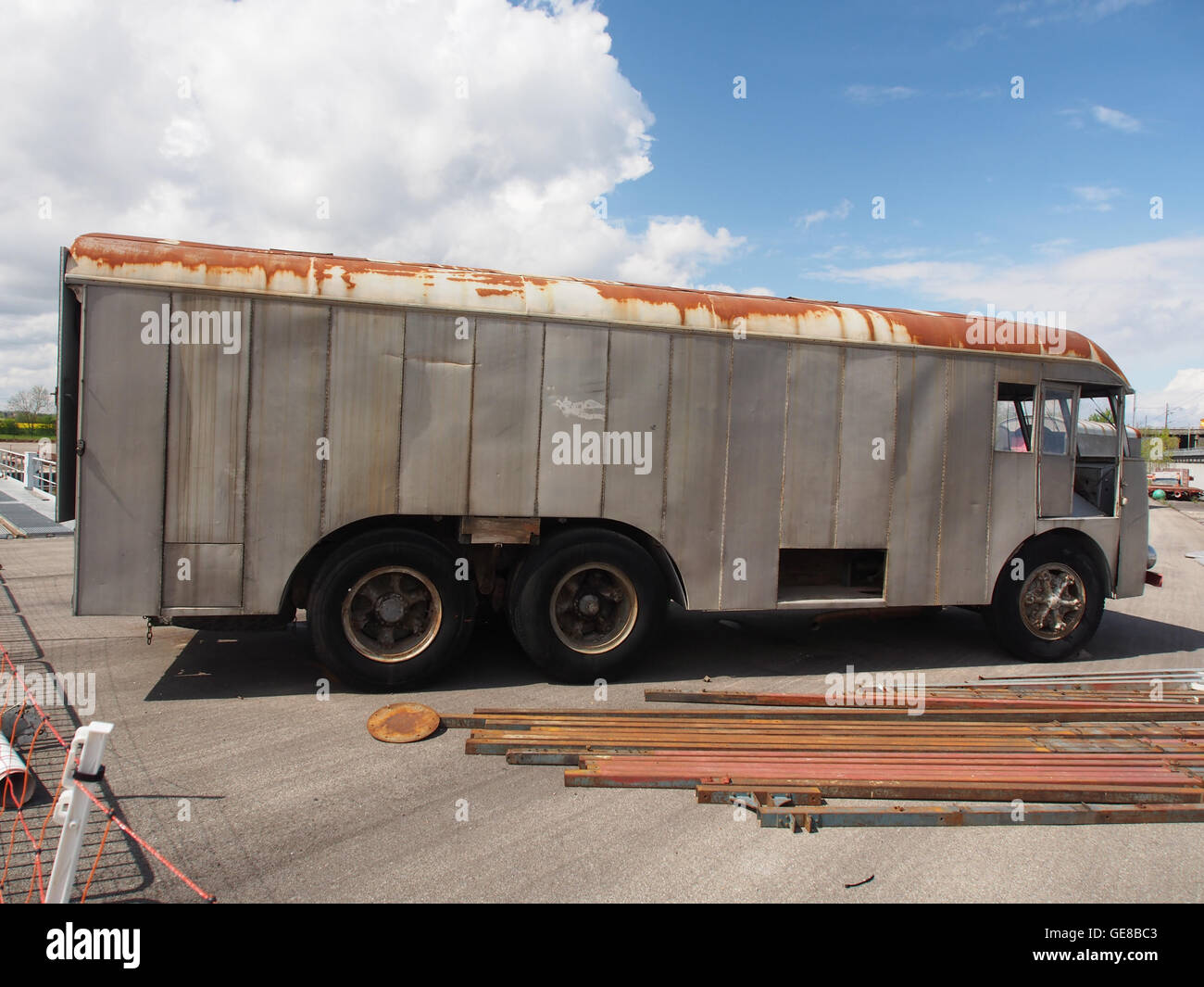 Un'immagine storica di un camion, presente alla Cité du Train in Francia. Questo museo mostra l'evoluzione dei trasporti, con mostre su vari tipi di veicoli, tra cui camion e treni. Foto Stock