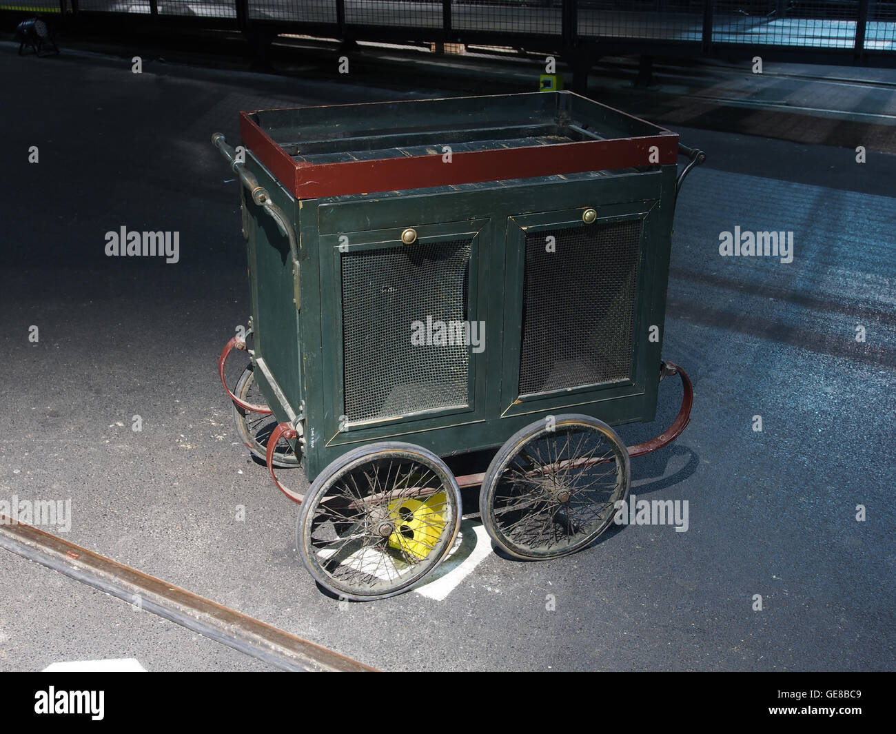 Una fotografia storica con un carrello collegato a un treno. L'immagine cattura un momento nella storia dei trasporti, evidenziando l'uso dei carrelli per il trasporto merci nei primi giorni del viaggio in treno. Questa foto d'epoca fornisce informazioni sul ruolo dei treni nella logistica delle merci durante un'epoca specifica. Foto Stock