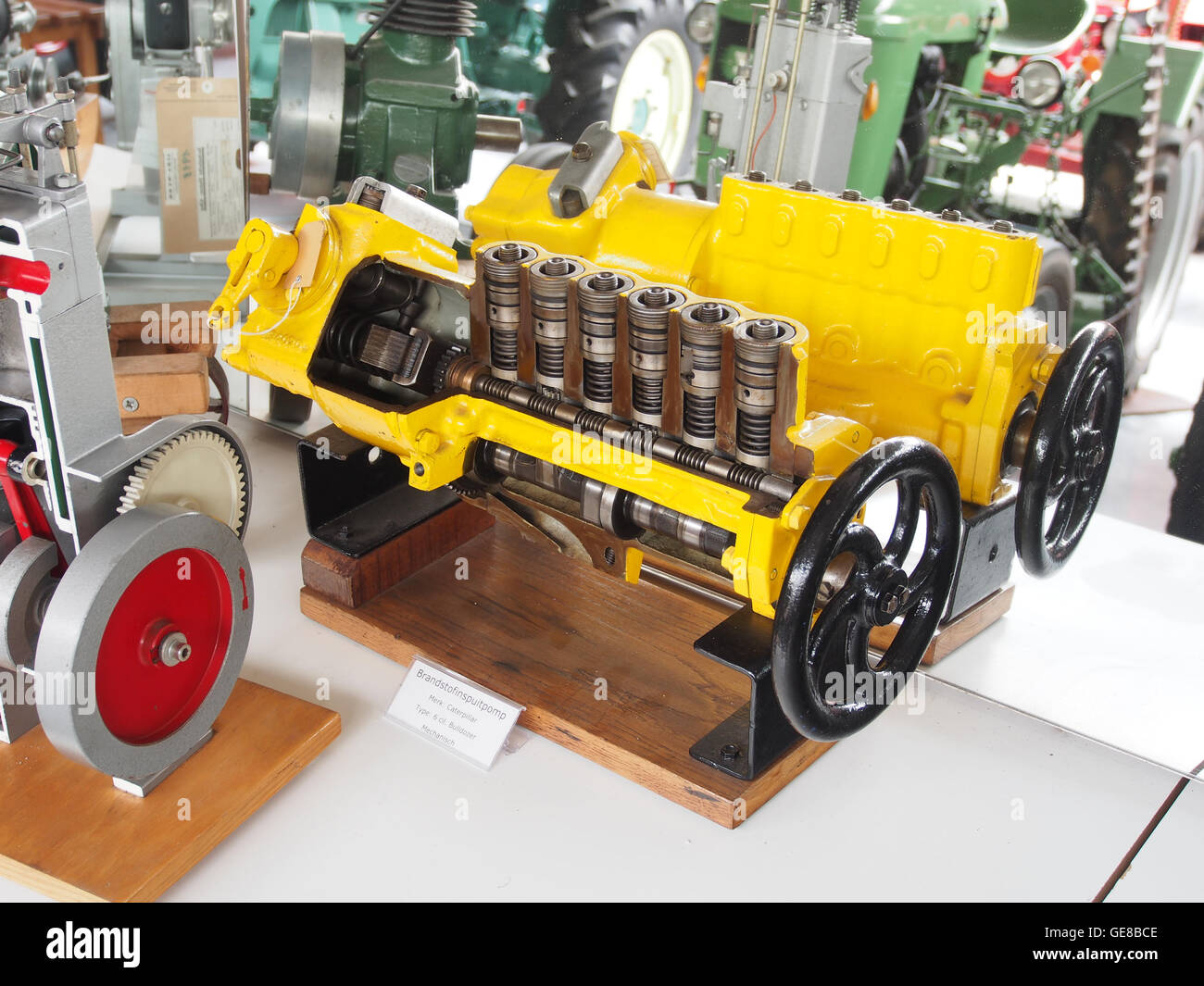 Una fotografia del bulldozer Caterpillar tipo 6 Cil, che mette in evidenza il suo robusto design meccanico e la sua resistenza industriale. Questa immagine cattura i macchinari per impieghi gravosi in azione, mostrandone il ruolo nella costruzione e nel movimento terra. Foto Stock