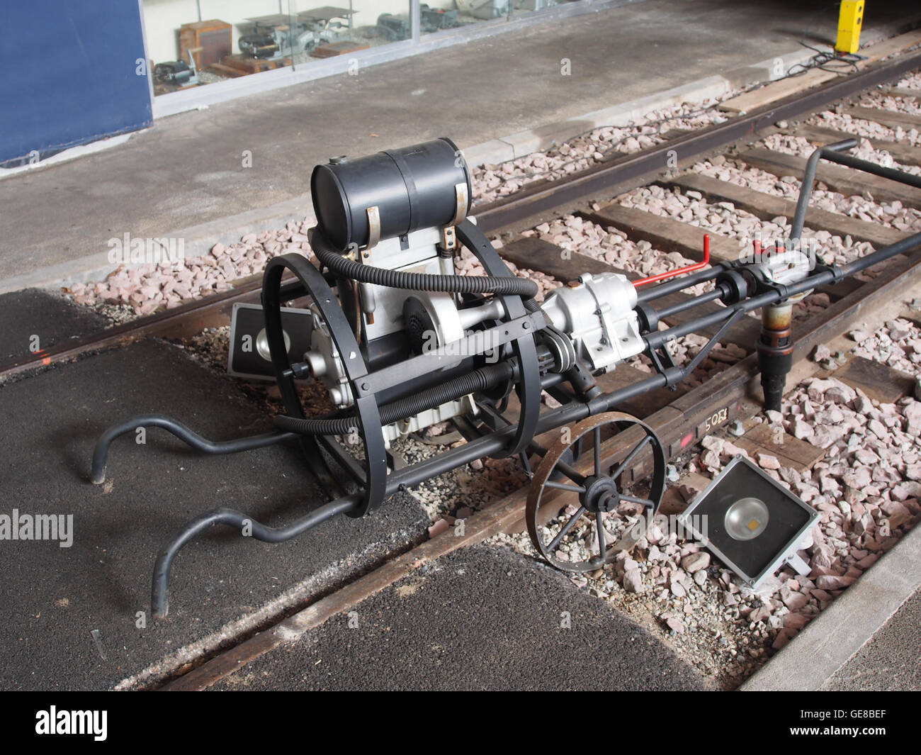 Questa fotografia cattura un momento a bordo di un treno, probabilmente raffigurante il trasporto dei primi anni del XX secolo in Francia. L'immagine offre uno sguardo sull'esperienza del viaggio in treno durante quel periodo, evidenziando il design degli interni del treno e le dinamiche sociali dei passeggeri in transito. Foto Stock