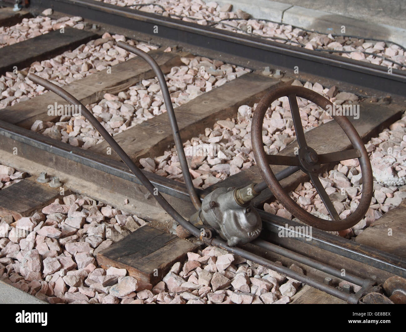 Questa fotografia storica, "che, du train Photo 9", cattura un momento di un viaggio in treno francese. Offre uno sguardo sui viaggi all'inizio del XX secolo e sul design architettonico delle stazioni ferroviarie, mostrando l'eleganza e l'efficienza dei sistemi ferroviari dell'epoca. Foto Stock