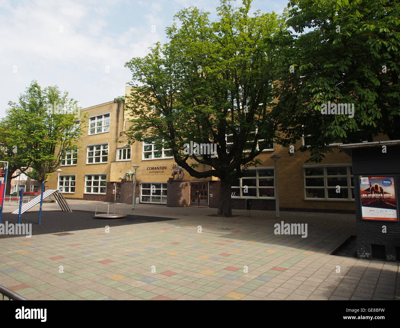 Questa fotografia raffigura la Corantijnschool, situata a Corantijnstraat. L'immagine evidenzia l'architettura dell'edificio e il suo ruolo di istituzione educativa nella comunità. Foto Stock
