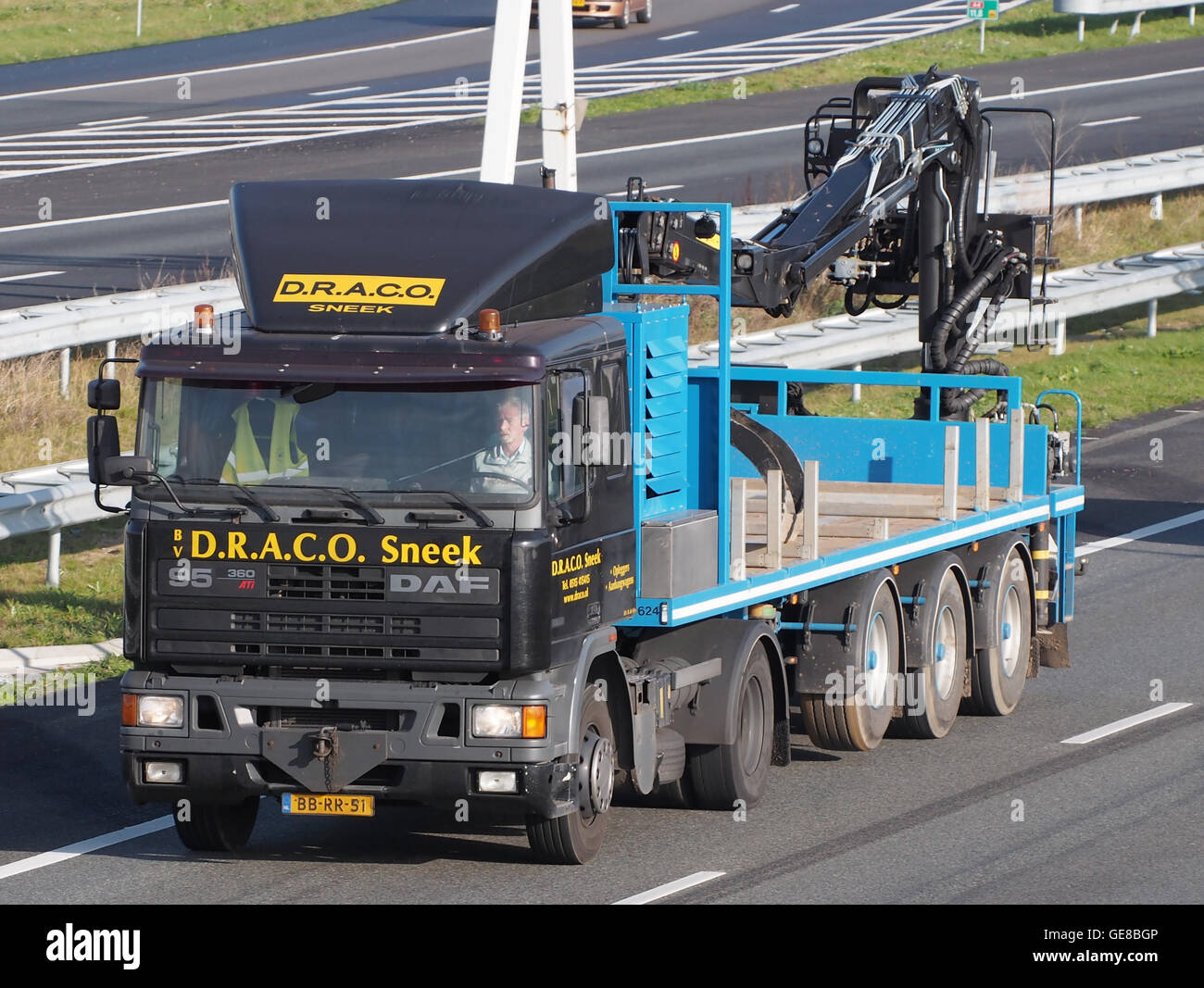 Questa immagine mostra un veicolo DAF 95 360 ATI, un modello noto per la sua affidabilità e le sue prestazioni. Il veicolo fa parte della collezione DRACO Sneek, che espone veicoli progettati per il trasporto su lunghe distanze e per impieghi gravosi. Foto Stock