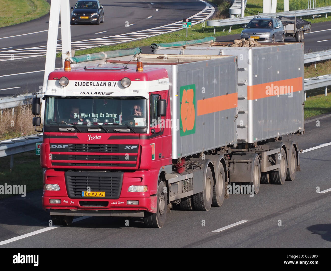 Il modello di veicolo DAF XF di Zijderlaan bv è un veicolo commerciale noto per la sua affidabilità e le sue prestazioni nel settore dei trasporti e della logistica, comunemente utilizzato per le operazioni di trasporto a lungo raggio. Foto Stock