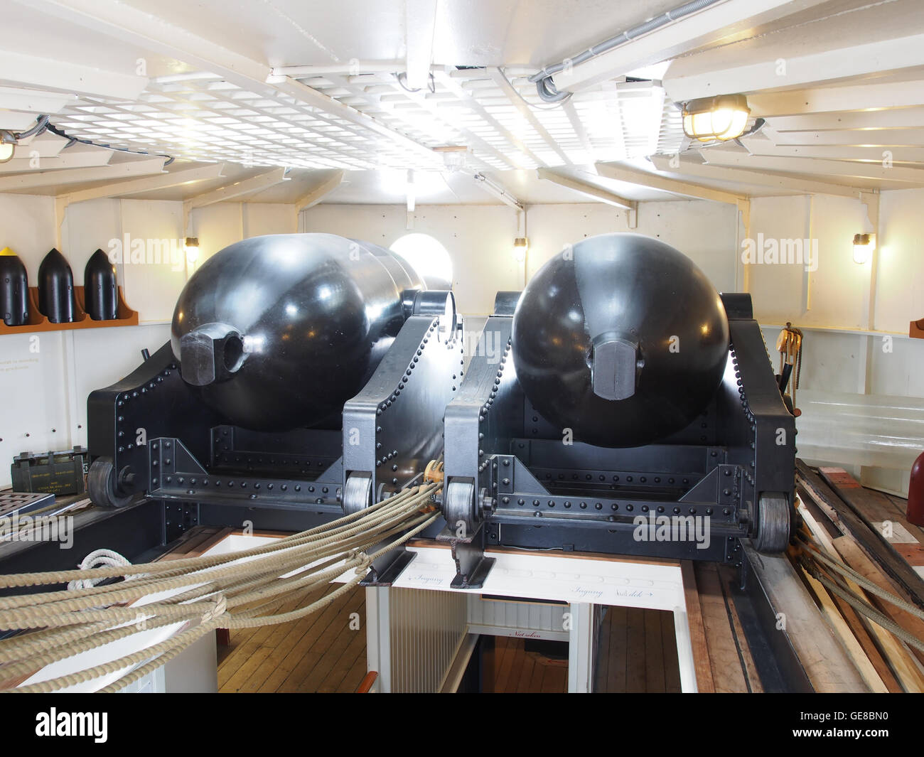 "De Buffel" raffigura la potente presenza di cannoni, probabilmente legati alla storia navale olandese. Il dipinto enfatizza la forza dell'artiglieria nella guerra e nel dominio militare durante il XVII secolo. Foto Stock