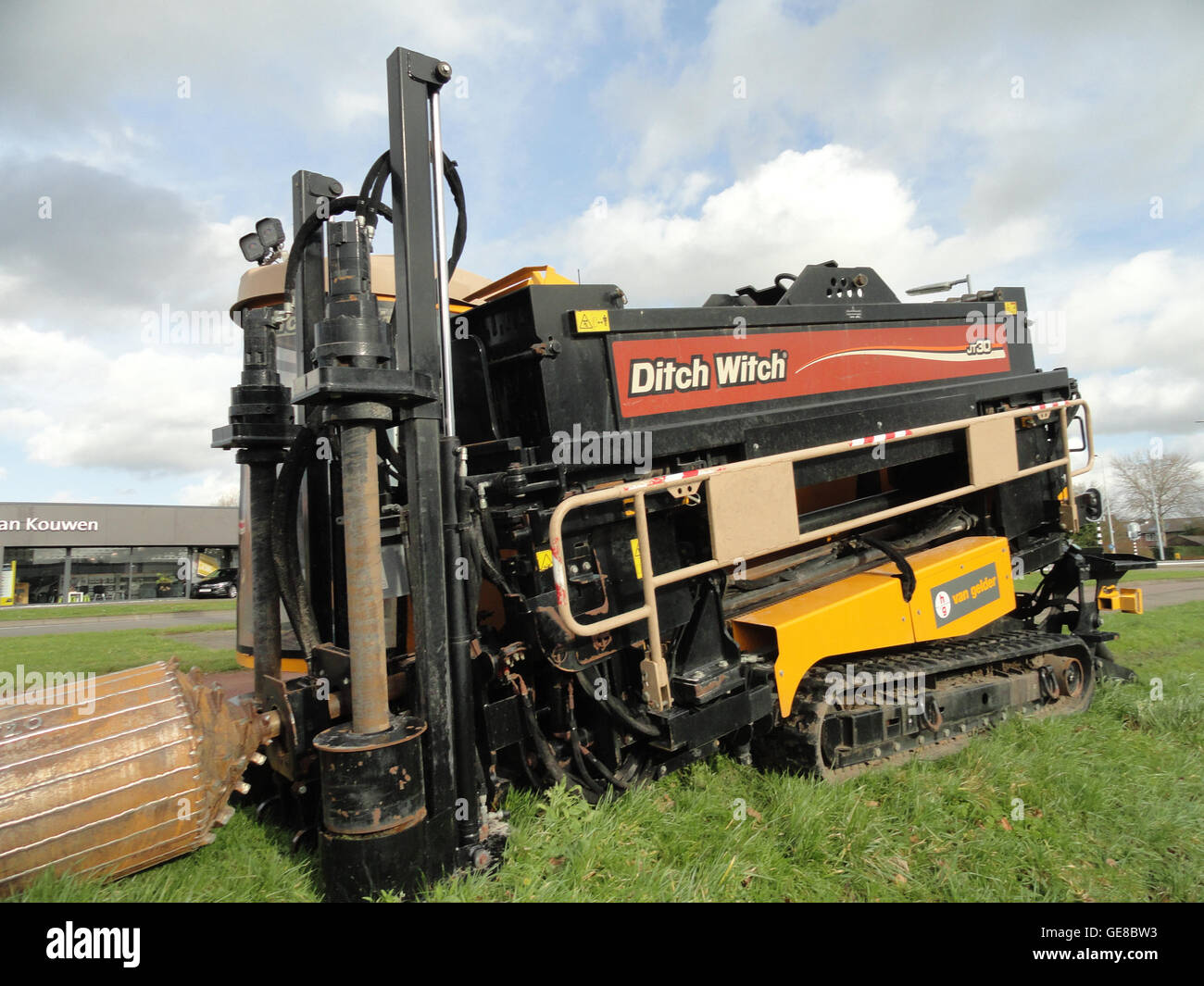 L'immagine mostra una Ditch Witch JT30, un trapano direzionale compatto utilizzato nella costruzione per scavi di trincee e installazioni sotterranee. Il macchinario è essenziale per i progetti che prevedono l'installazione di condutture e cavi. Foto Stock