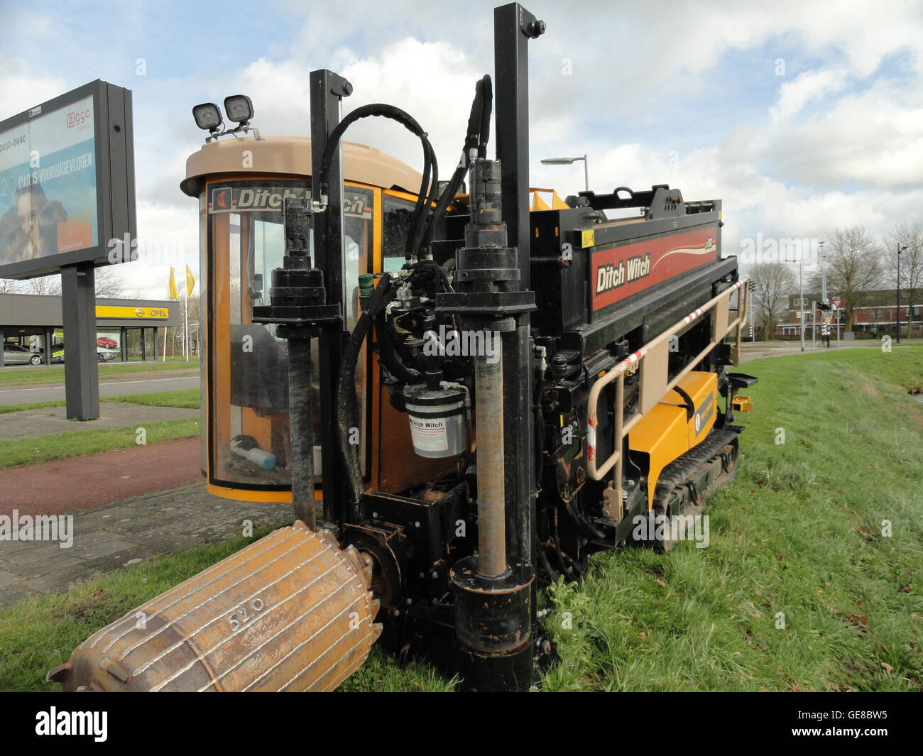 Il Ditch Witch JT30 è un'attrezzatura versatile utilizzata nelle applicazioni di scavo di trincee e perforazione orizzontale. Questa immagine cattura la macchina in funzione, mostrando le sue potenti prestazioni nei progetti di costruzione. Foto Stock