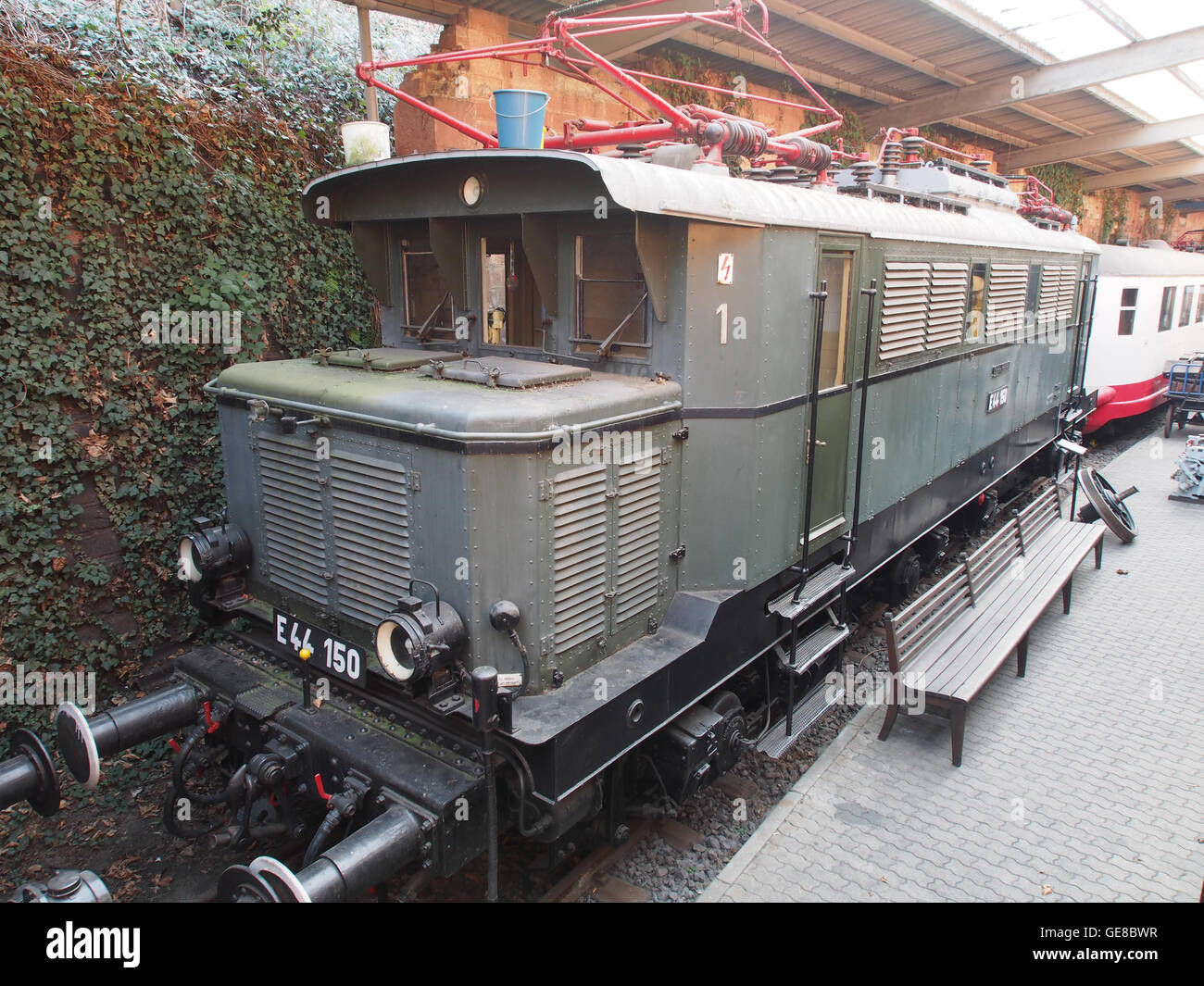 La E44150 del Pfalzbahn-Museum di Neustadt-Weinstraße presenta un iconico modello di locomotiva ferroviaria. Il museo presenta una varietà di modelli ferroviari storici, che offrono approfondimenti sullo sviluppo della tecnologia ferroviaria e sul ruolo dei treni nella storia dei trasporti regionali. Foto Stock