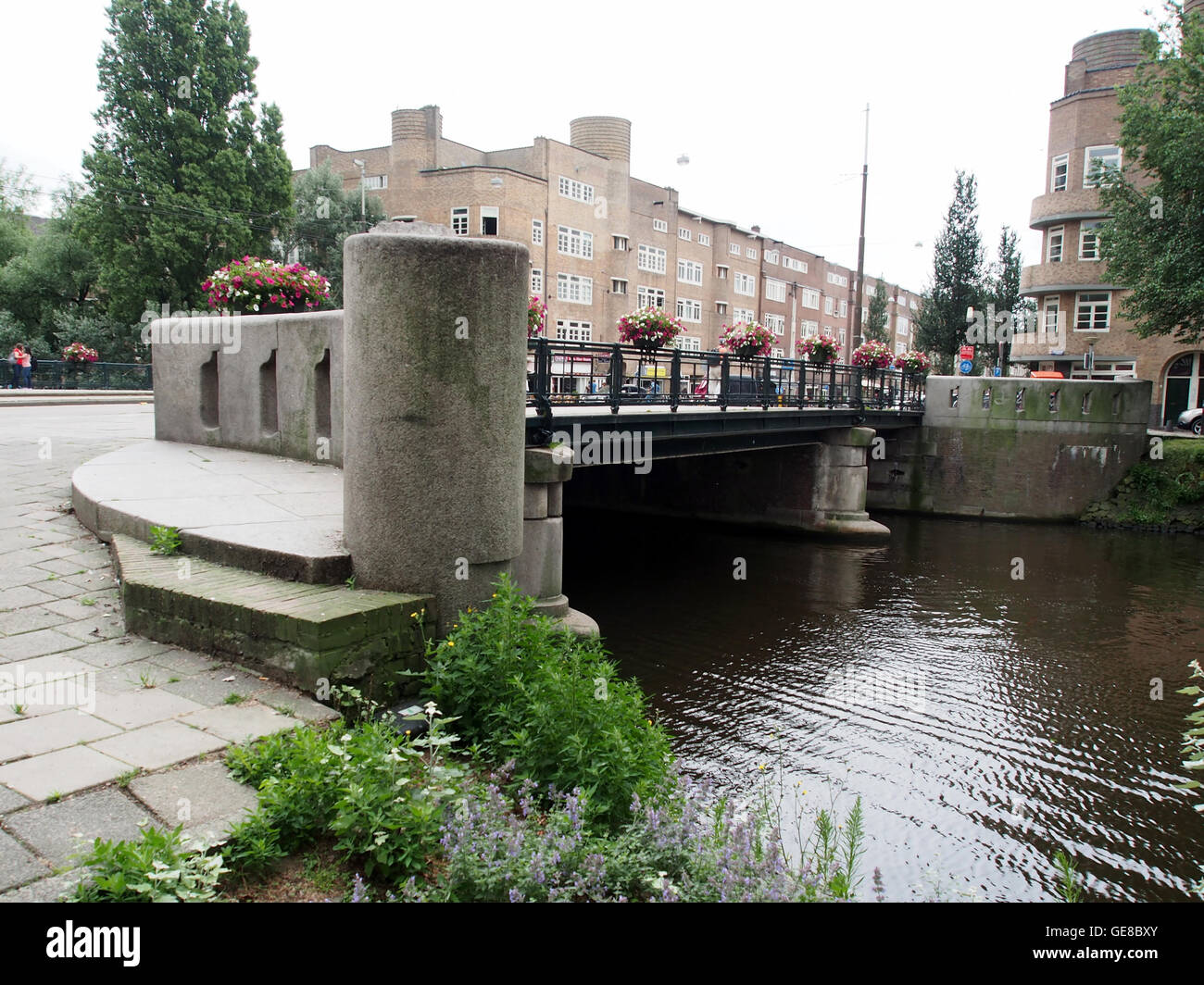 Questa fotografia cattura Ernst Cahn e Alfred Kohnbrug, due figure importanti associate alla storica Brug 401 nei Paesi Bassi. L'immagine è probabilmente dalla prima metà del XX secolo, riflettendo sia la storia personale che quella architettonica. Foto Stock