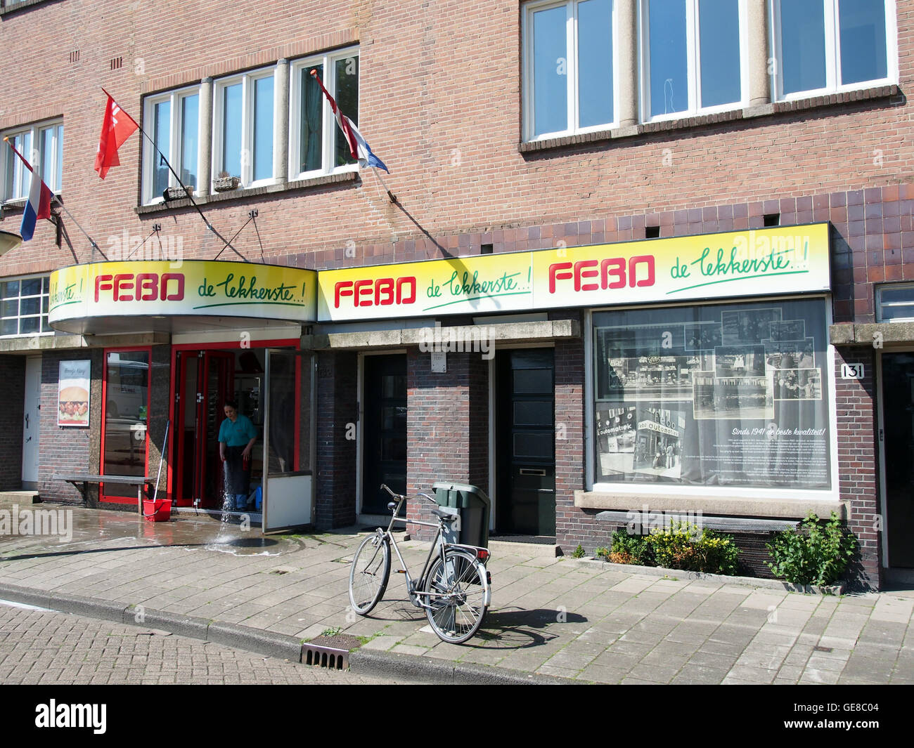 Questa fotografia cattura FEBO, una famosa catena di fast food di Amsterdam situata sull'Amsteldijk 132. Noto per i suoi distributori automatici di cibo, FEBO è stato un punto fermo della cultura olandese, offrendo un'esperienza culinaria rapida e unica. Foto Stock