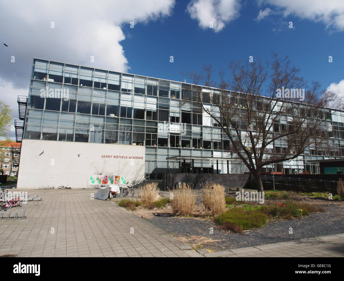 Questa immagine cattura l'iconico edificio Frederik Roeskestraat 96, sede della Gerrit Rietveld Academie. Conosciuto per la sua architettura contemporanea, l'edificio si erge come un simbolo della formazione del design moderno ad Amsterdam. Foto Stock