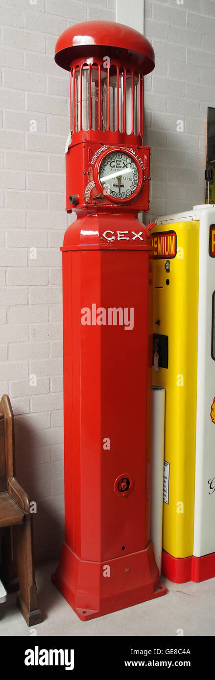 GEX pompa benzina effettuate da L'Aster - Parigi, benzinepomp in het Museum  voor Nostalgie en Techniek pic2 Foto stock - Alamy