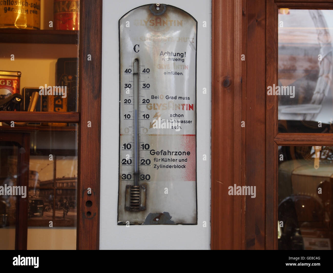 Una pubblicità in smalto per Glysantin, che mostra il design promozionale del marchio. La pubblicità utilizza colori smaltati vivaci e un design vintage, popolare a metà del XX secolo, che riflette le tendenze pubblicitarie del tempo. Foto Stock