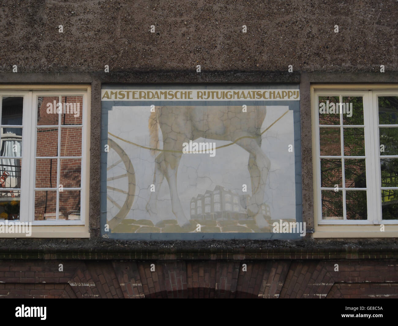 Questa immagine cattura una scena storica dell'Amsterdamsche Rijtuigmaatschappij, una importante compagnia di pullman con sede ad Amsterdam. La fotografia mostra i loro veicoli e la via H Jacobszstr, che riflette i trasporti del XIX secolo e l'ambiente urbano di Amsterdam. Foto Stock