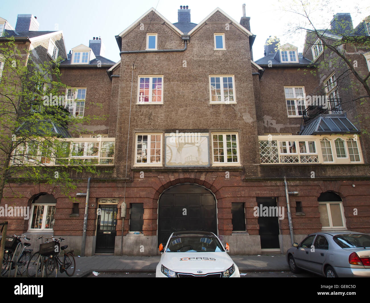 Questa immagine storica mostra la Amsterdamsche Rijtuigmaatschappij, una compagnia di trasporti di Amsterdam. L'immagine raffigura una scena della ricca storia dell'azienda, che riflette il ruolo delle carrozze trainate da cavalli nel trasporto urbano. Foto Stock