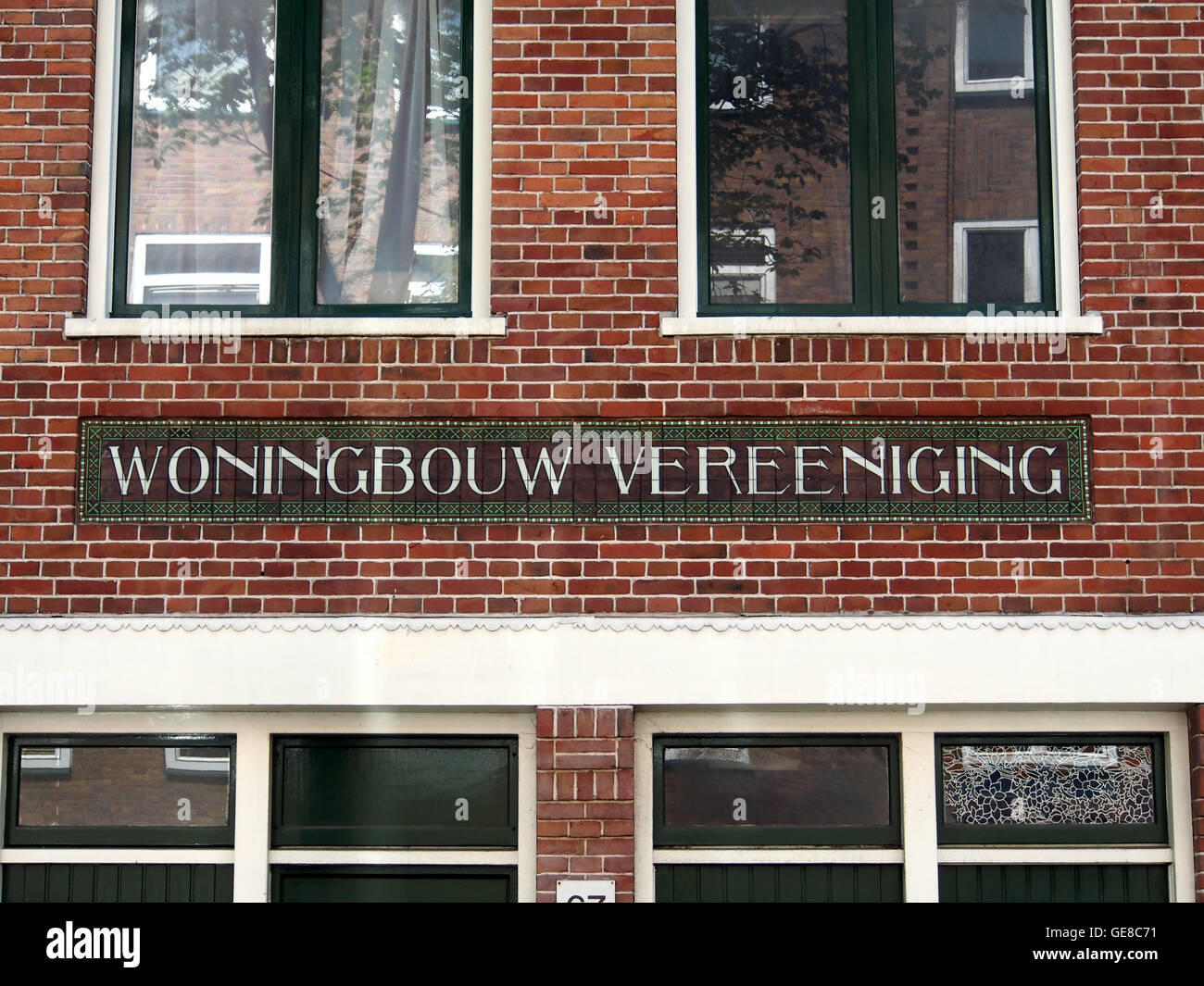Woningbouwvereeniging a Hembrugstraat 95, una storica associazione di alloggi ad Amsterdam. Gli edifici risalgono all'inizio del XX secolo e presentano un notevole design architettonico. Foto Stock