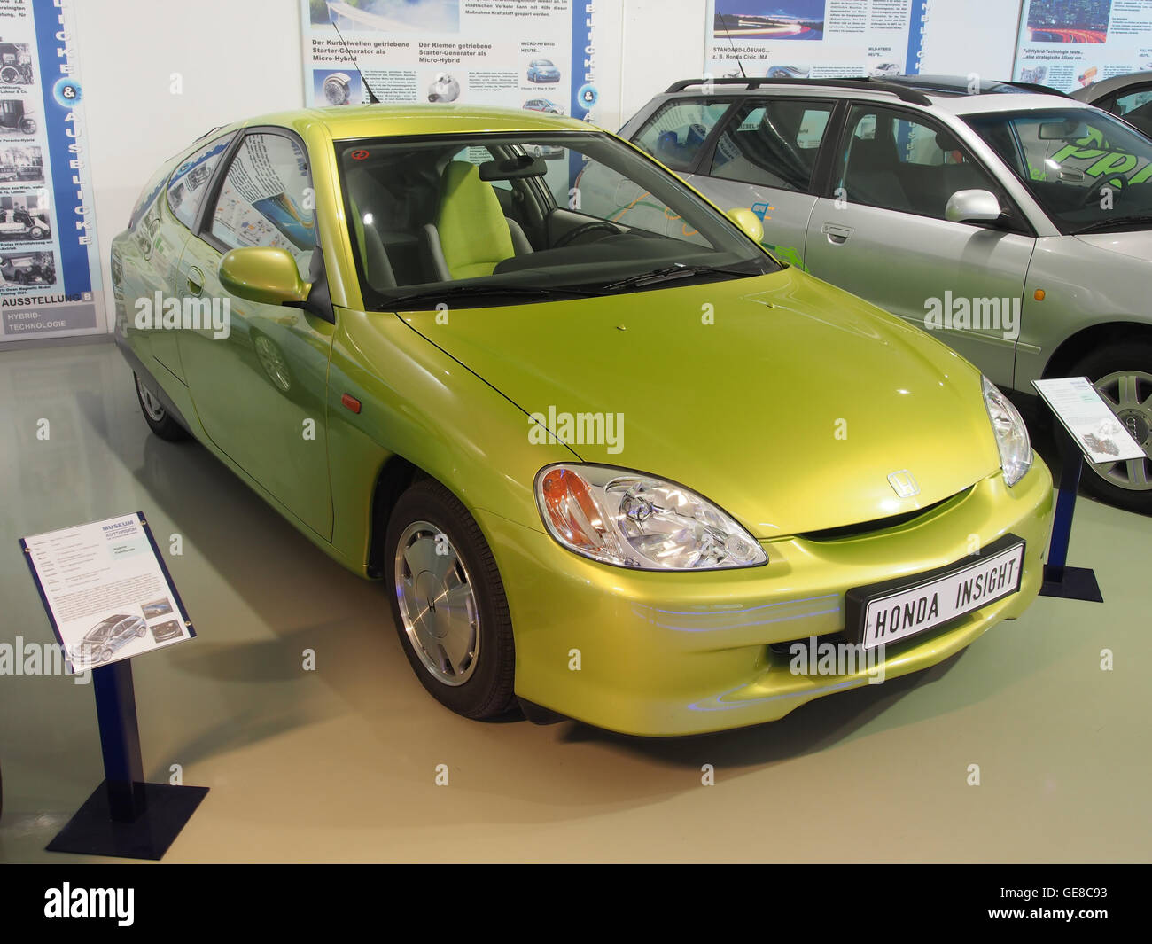 La Honda Insight, un veicolo ibrido, esposta in un museo, presenta il suo design innovativo e la tecnologia ecologica. Foto Stock