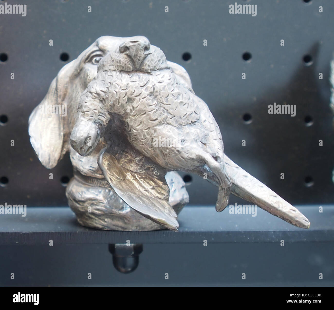 Questa fotografia mostra una vista dettagliata dell'ornamento del cofano di un'automobile Citroën, che simboleggia l'eleganza e l'ingegneria del marchio automobilistico francese. L'ornamento rappresenta l'eredità del marchio nel design automobilistico e il suo status iconico. Foto Stock