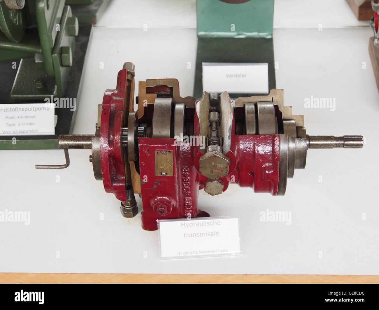 Questa immagine mostra la trasmissione idraulica di una torretta di cannoni al Museo della Nostalgia e della tecnologia. Mette in evidenza l'ingegneria alla base della storica tecnologia militare, concentrandosi sui meccanismi intricati che alimentavano i sistemi di artiglieria. Foto Stock