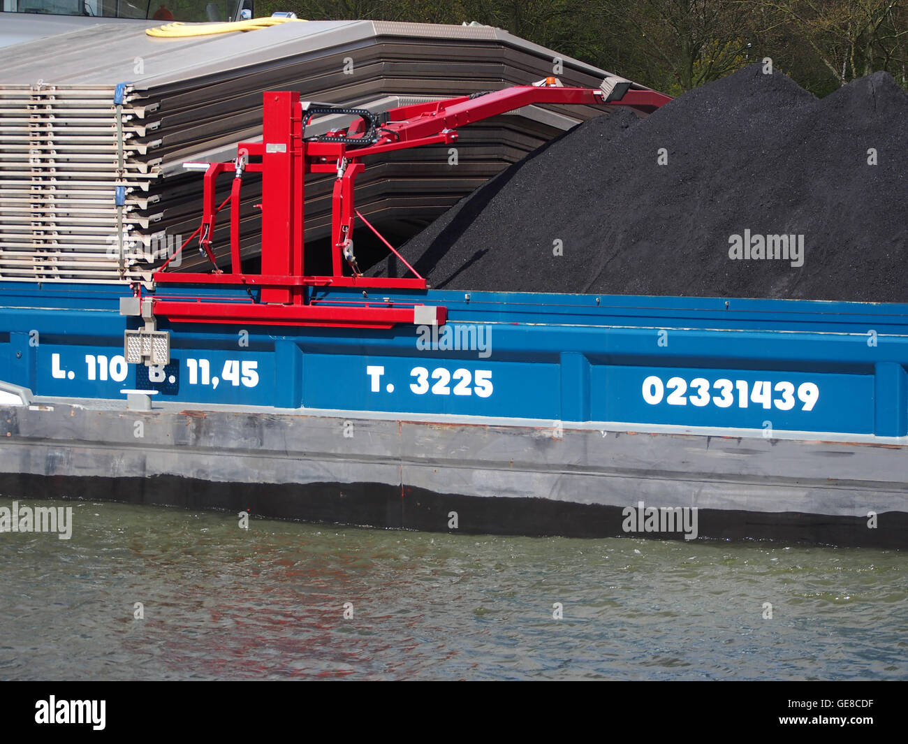 L'Immanuel è una nave del 2009, identificata dal suo numero europeo (ENI) 02331439, che naviga sul canale di Amsterdam Rijn. L'immagine mostra la nave in transito lungo il canale, un'importante via d'acqua nei Paesi Bassi. Foto Stock