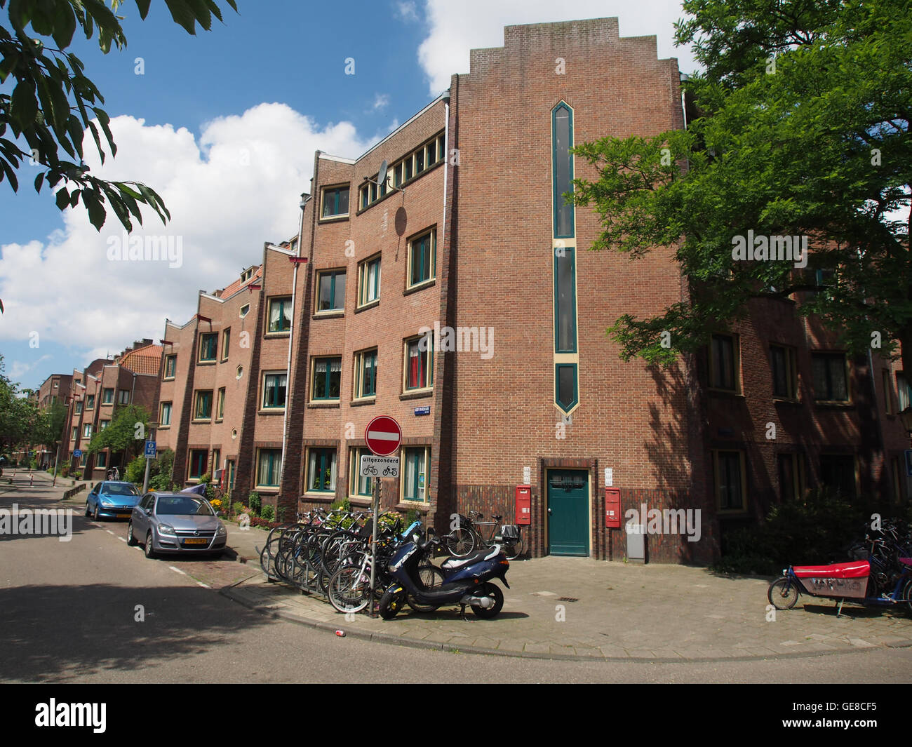 Una fotografia che mostra una scena a Jozef Israelskade 447, catturando un momento specifico nel tempo con rilevanza storica. L'immagine fa parte di una collezione di paesaggi urbani storici. Foto Stock