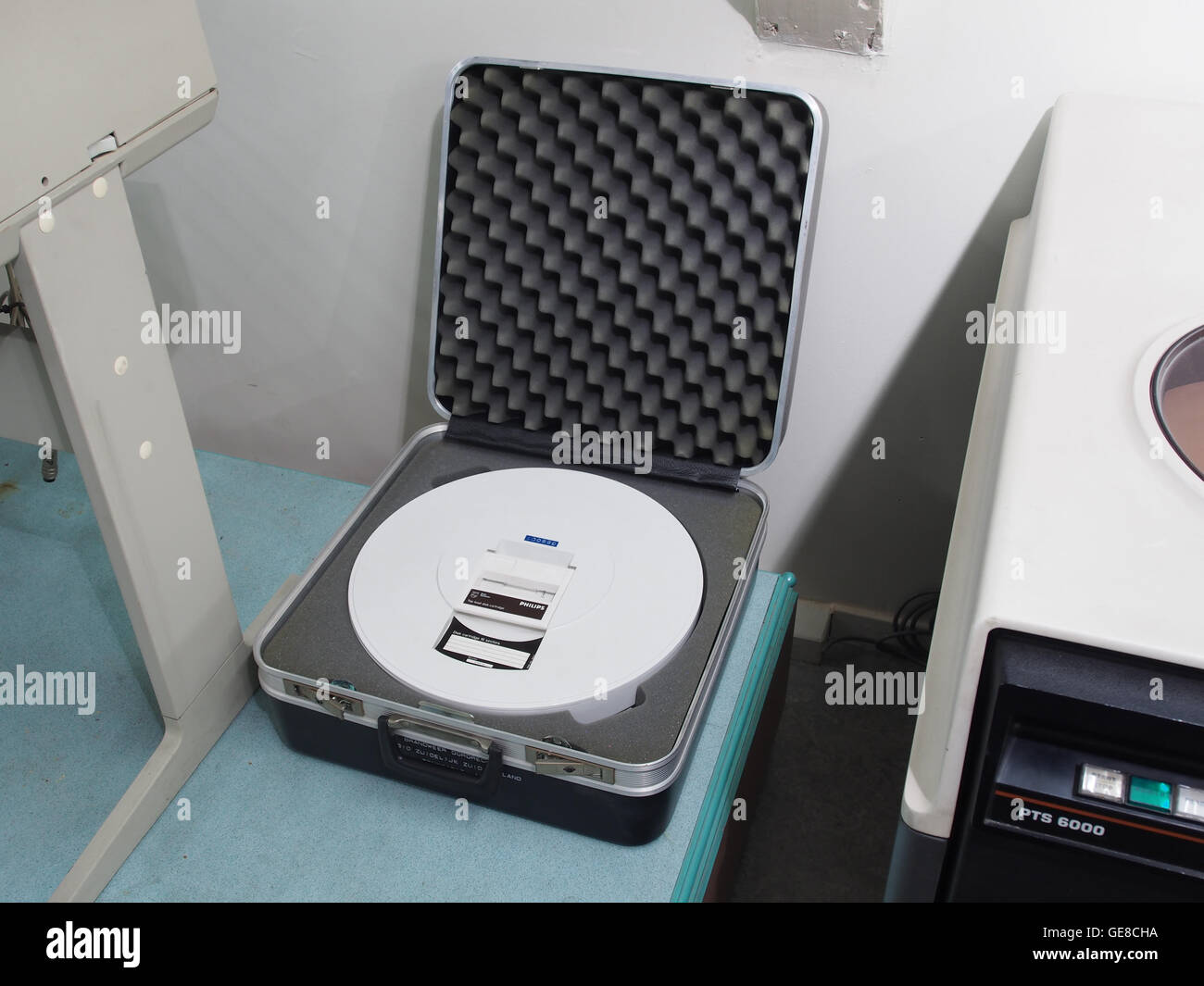 Una *cartuccia disco Philips* caratterizzata da un design a *16 settori*, che mette in evidenza l'innovazione tecnologica nei primi supporti di memorizzazione su disco. La cartuccia fa parte di una raccolta di archivio. Foto Stock