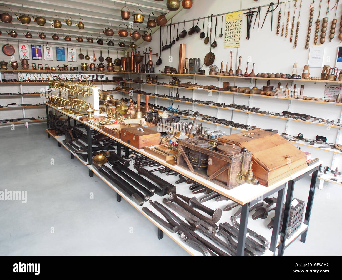 Questa fotografia storica raffigura il Loodgietersafdeling, che offre uno scorcio sulle operazioni del reparto idraulico del passato. L'immagine funge da documento visivo del progresso industriale e delle pratiche di lavoro storiche sul campo. Foto Stock