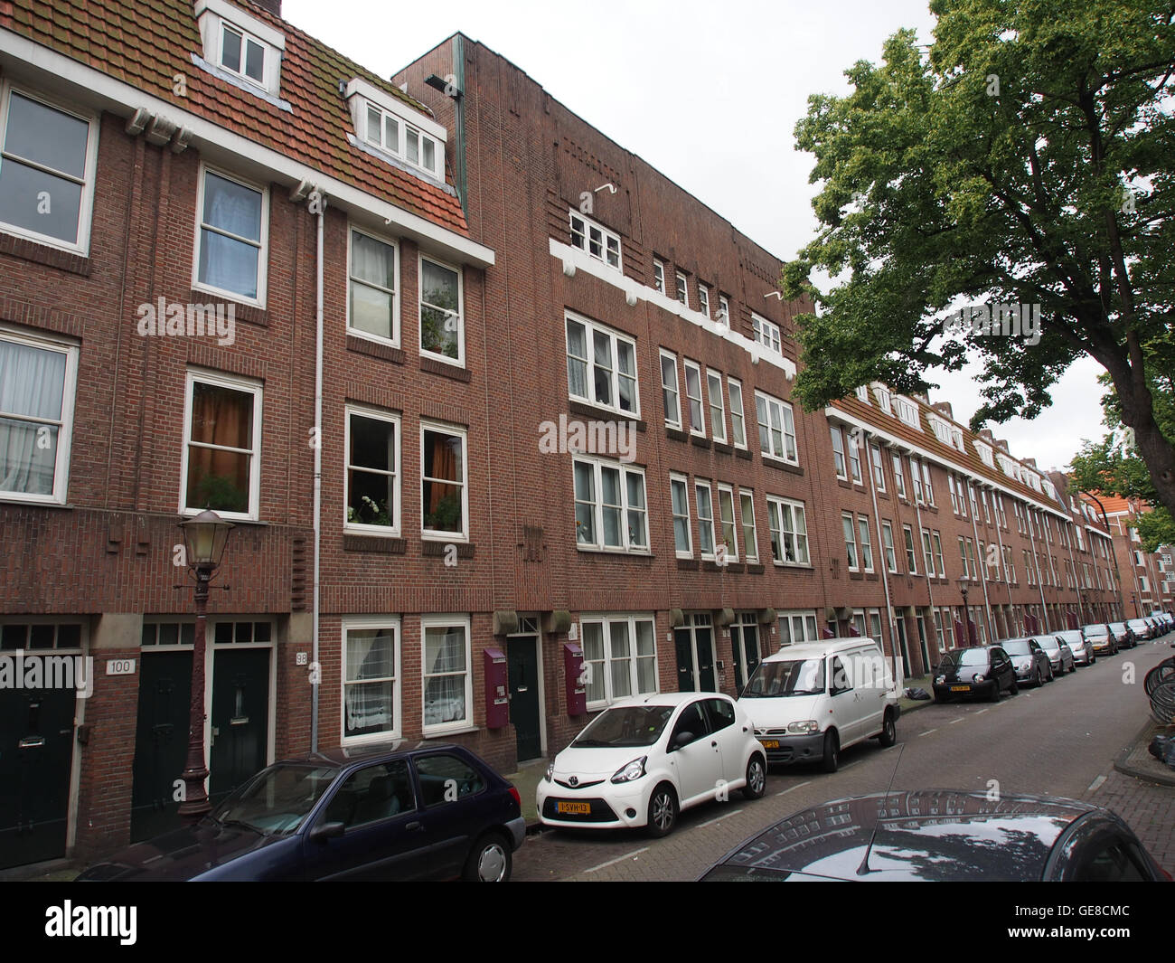 Un indirizzo storico nella zona di Lutmastraat, che espone edifici e strutture significativi per lo sviluppo locale e il patrimonio culturale della regione. Foto Stock