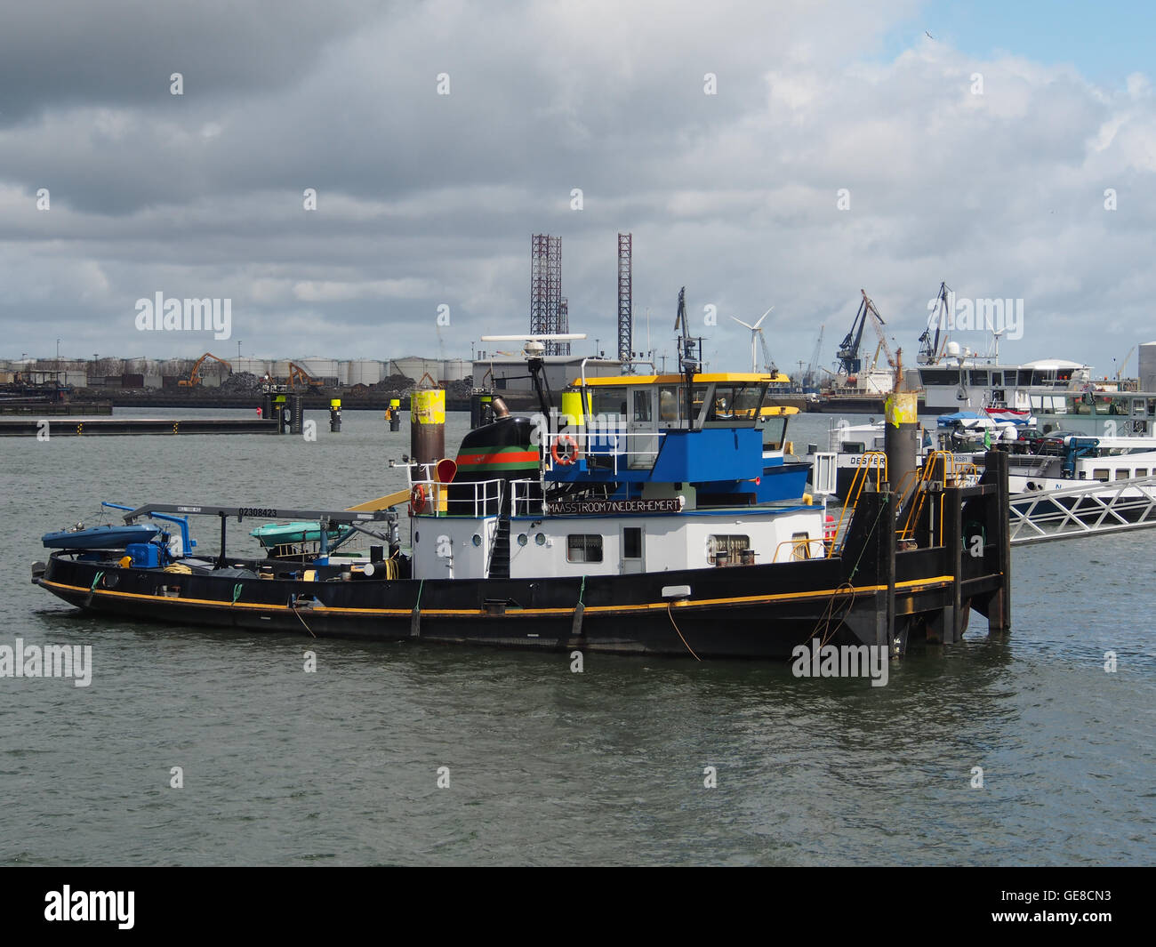 L'immagine mostra la Maasstroom 7 (rimorchiatore, 1952) e la Maasstroom 11 (rimorchiatore, 1940) nel porto di Rotterdam, con ENI 02308423 che segna la registrazione unica dei rimorchiatori. Queste navi sono componenti chiave delle operazioni marittime di Rotterdam. Foto Stock