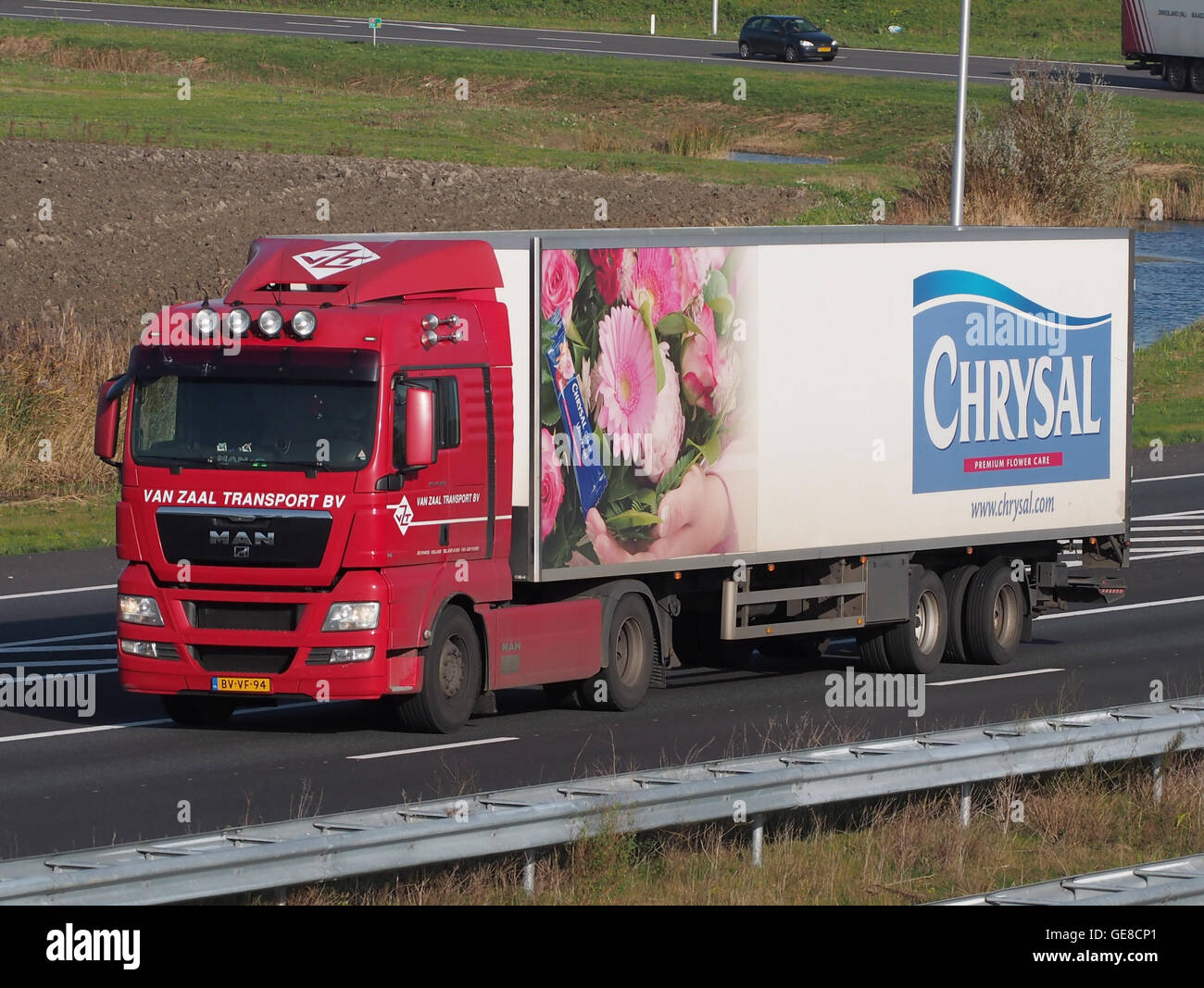 L'immagine mostra i veicoli di Van Zaal Transport, che mostrano la flotta utilizzata dall'azienda di logistica. Nota per i suoi servizi di trasporto affidabili, Van Zaal Transport è parte integrante del trasporto merci e della logistica all'interno della regione, con una reputazione di servizio efficiente e tempestivo. Foto Stock