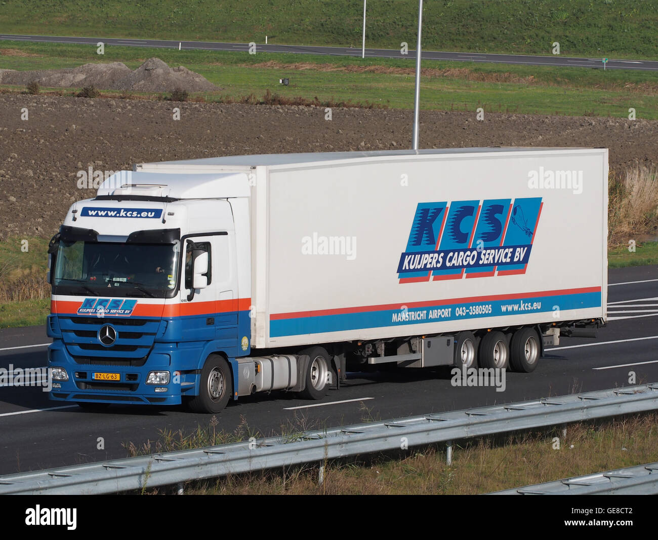 Il Mercedes 1090, parte della flotta Kuijpers Cargo Service BV, è un veicolo affidabile utilizzato per il trasporto merci, che dimostra durata ed efficienza nelle operazioni logistiche. Foto Stock