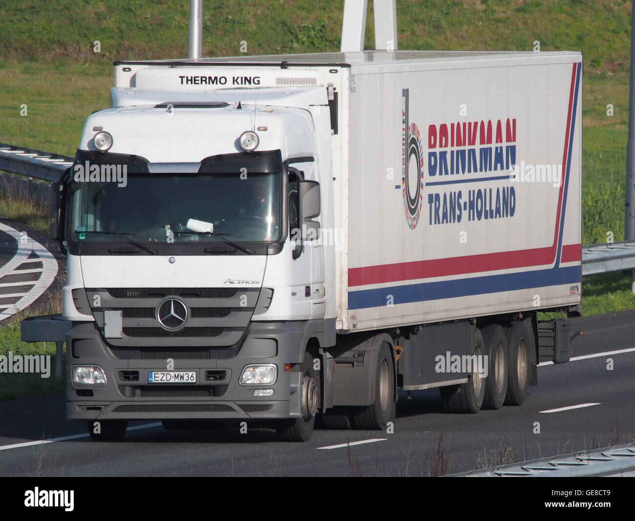 Il Mercedes Actros, utilizzato da Brinkman Trans-Holland, è un moderno camion per impieghi gravosi progettato per il trasporto su lunghe distanze. Nota per la sua durata ed efficienza, rappresenta una parte fondamentale del settore logistico europeo. Foto Stock